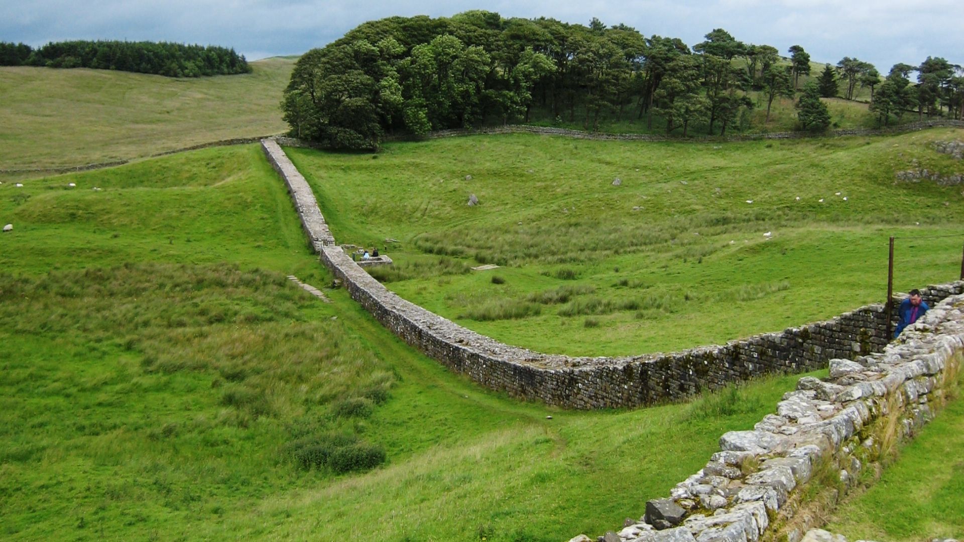 File:Hadrians Wall from Housesteads1 crop.jpg