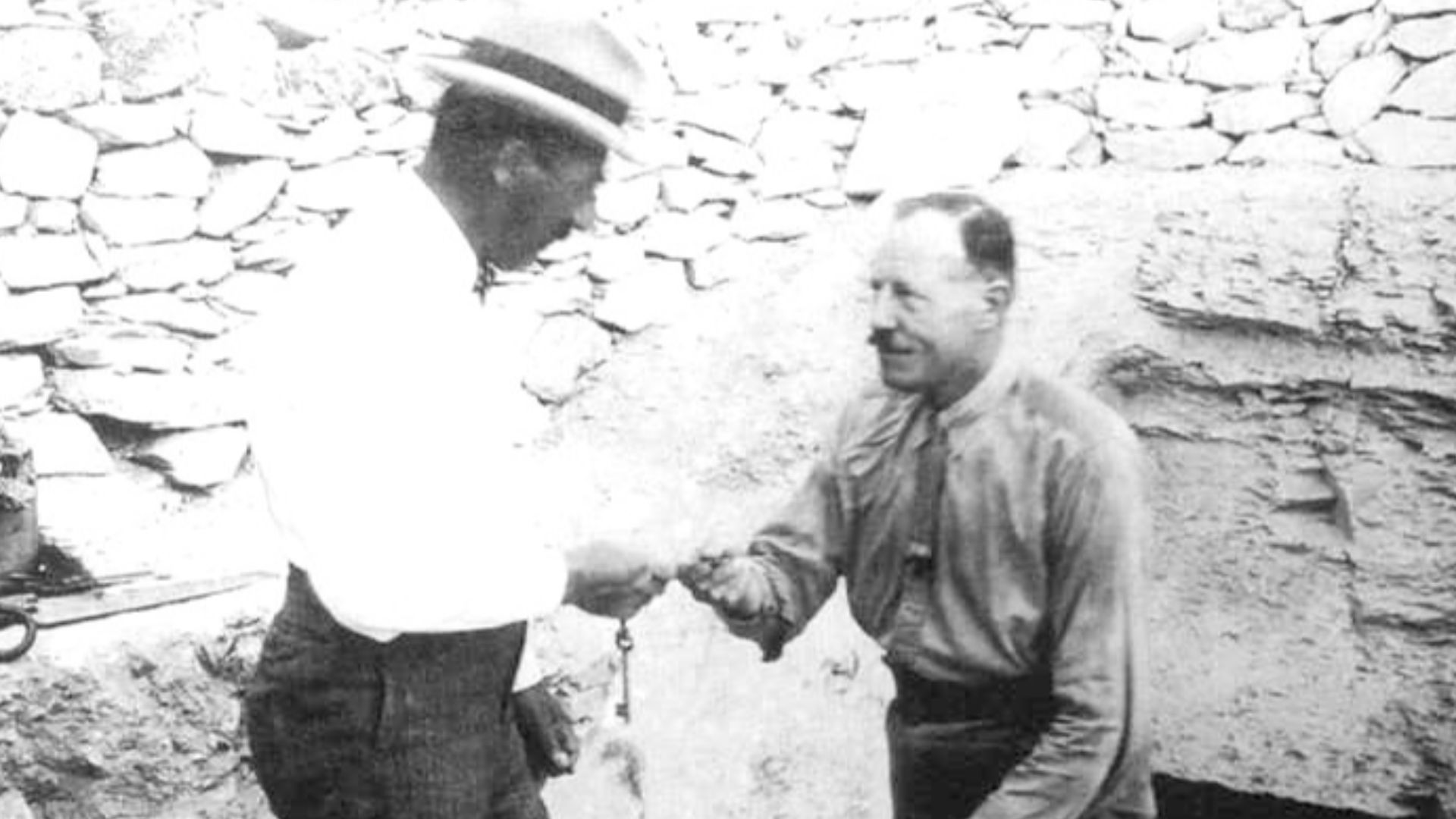 File:Howard Carter und Lord Carnarvon 1922.jpg