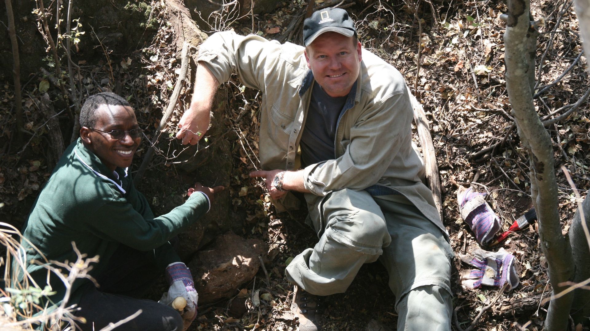 File:Lee Berger and Job Kibii at the moment of discovery of Malapa hominid 2.JPG