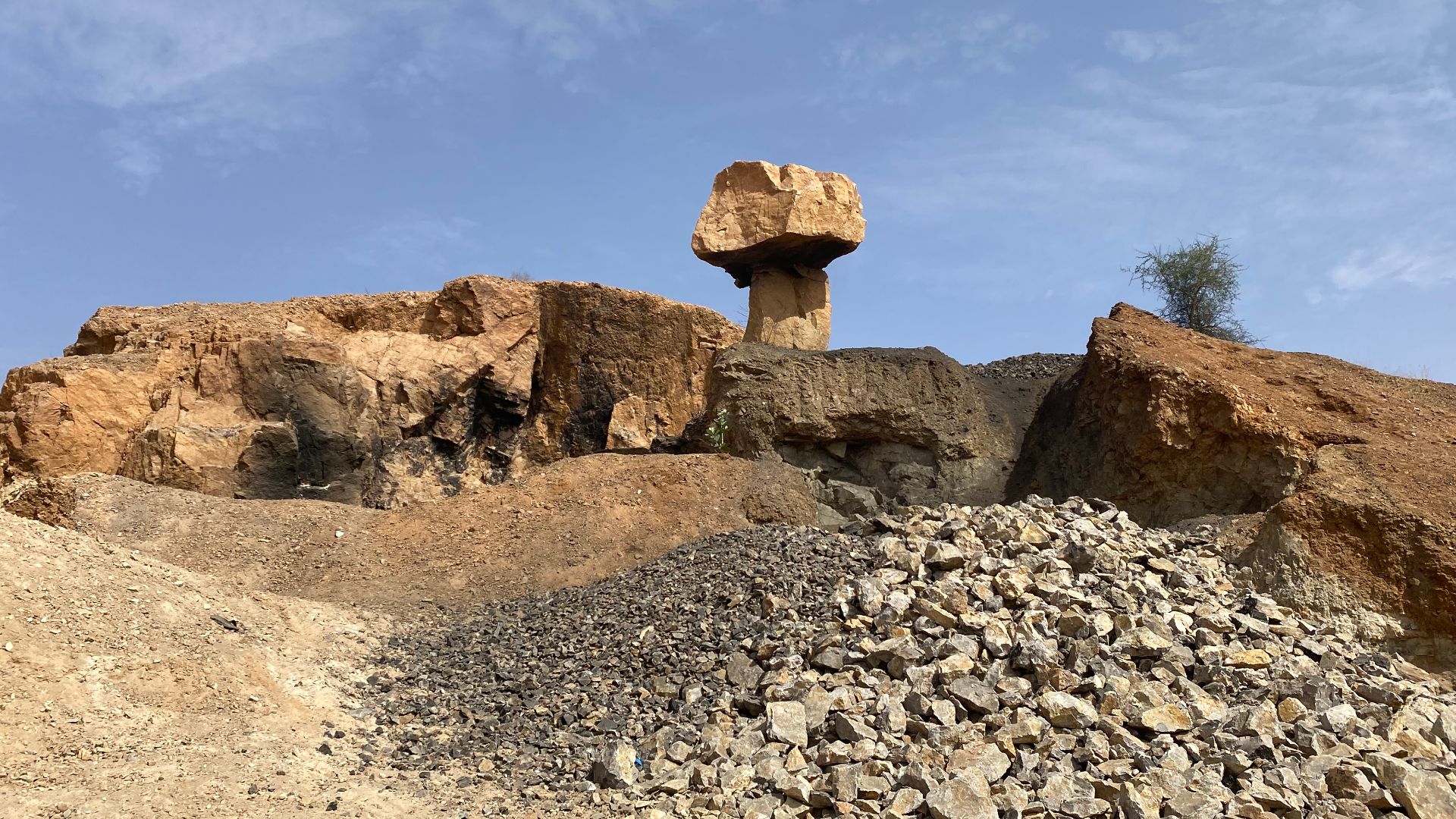 File:Grotte d'hyène Niamey.jpg
