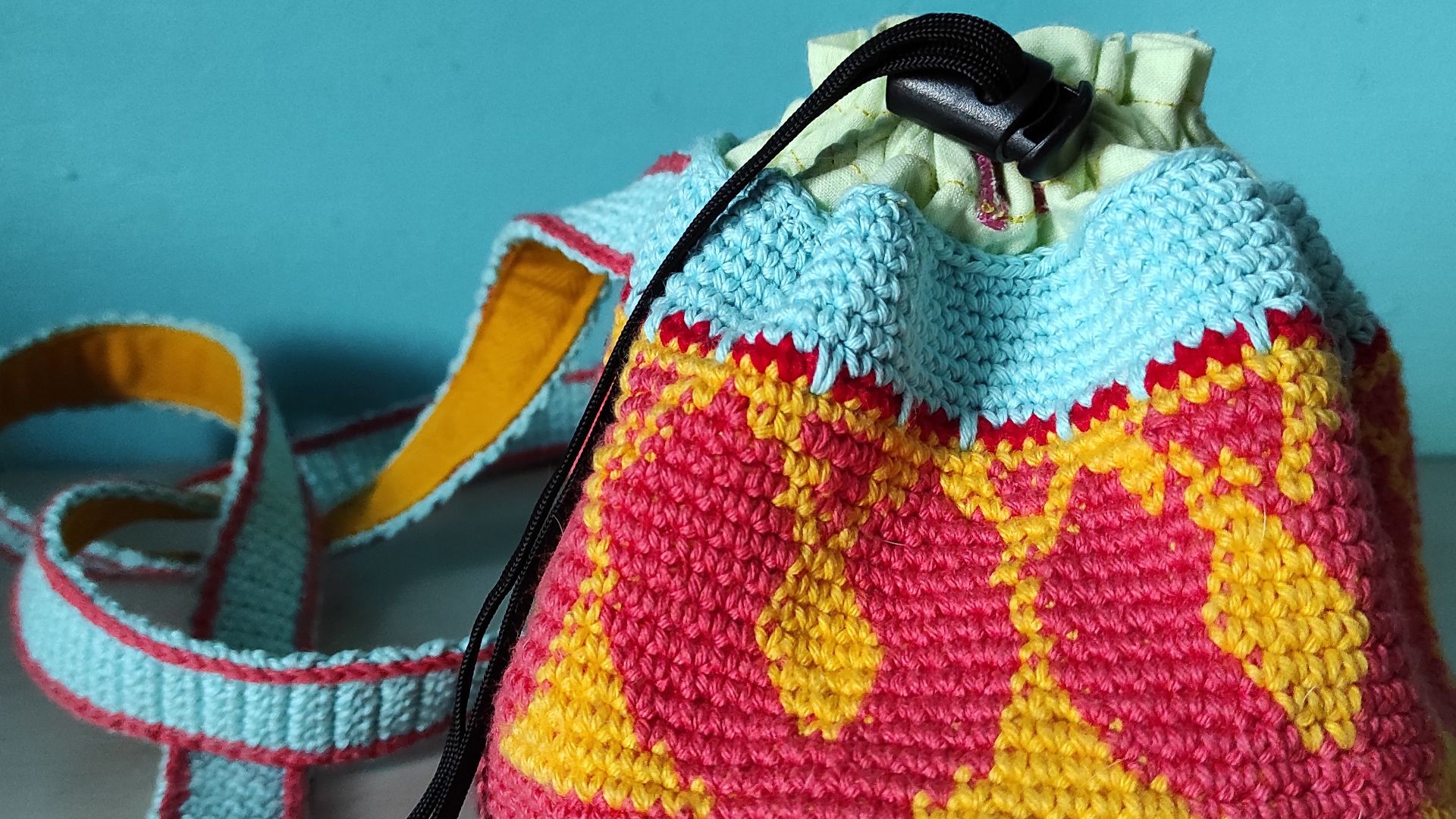 File:Mochila bag woreczek na magnezję wykładany na szydełku.jpg