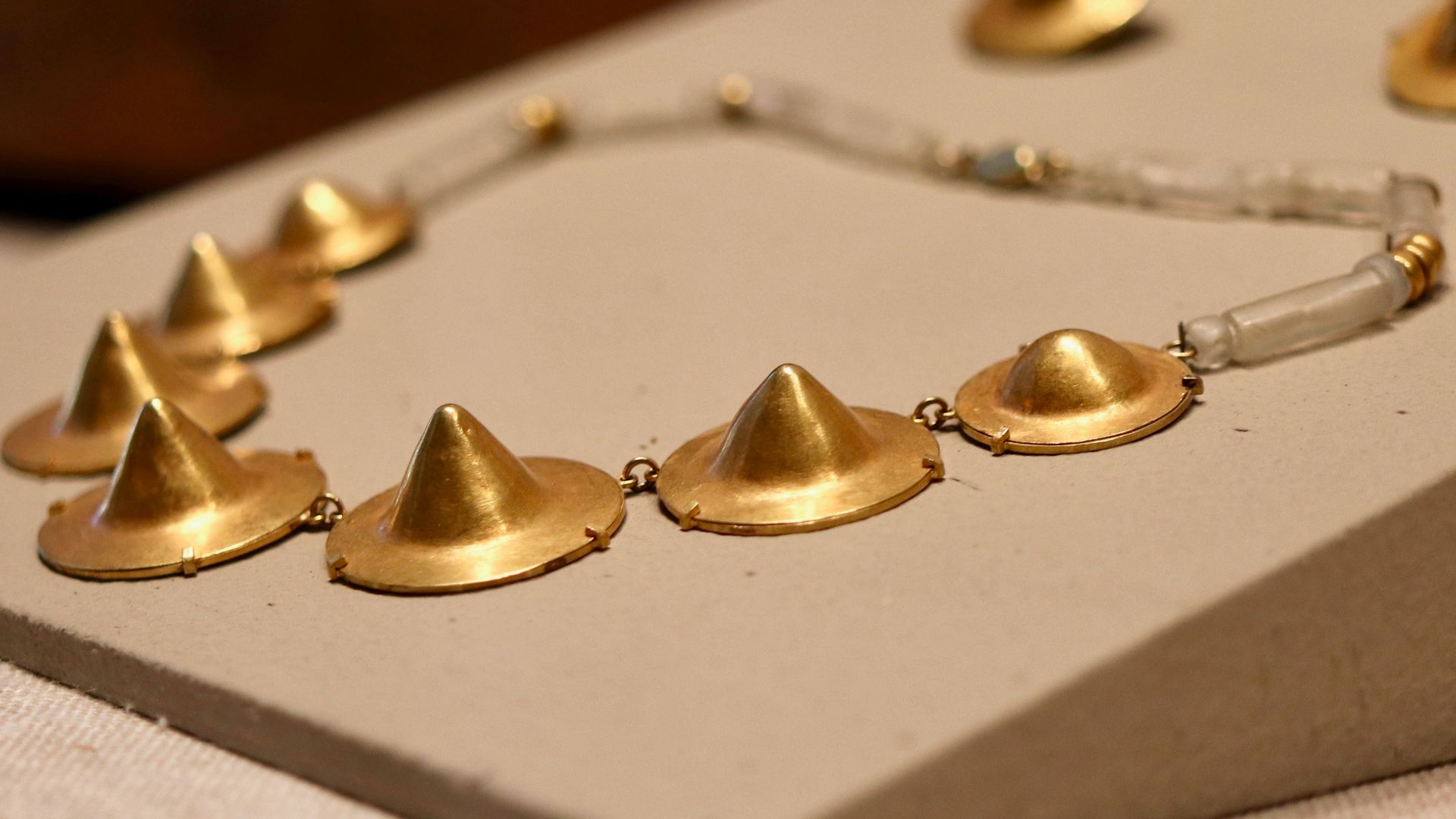 File:Tairona Necklace and Earrings, San Antonio Museum of Art.jpg