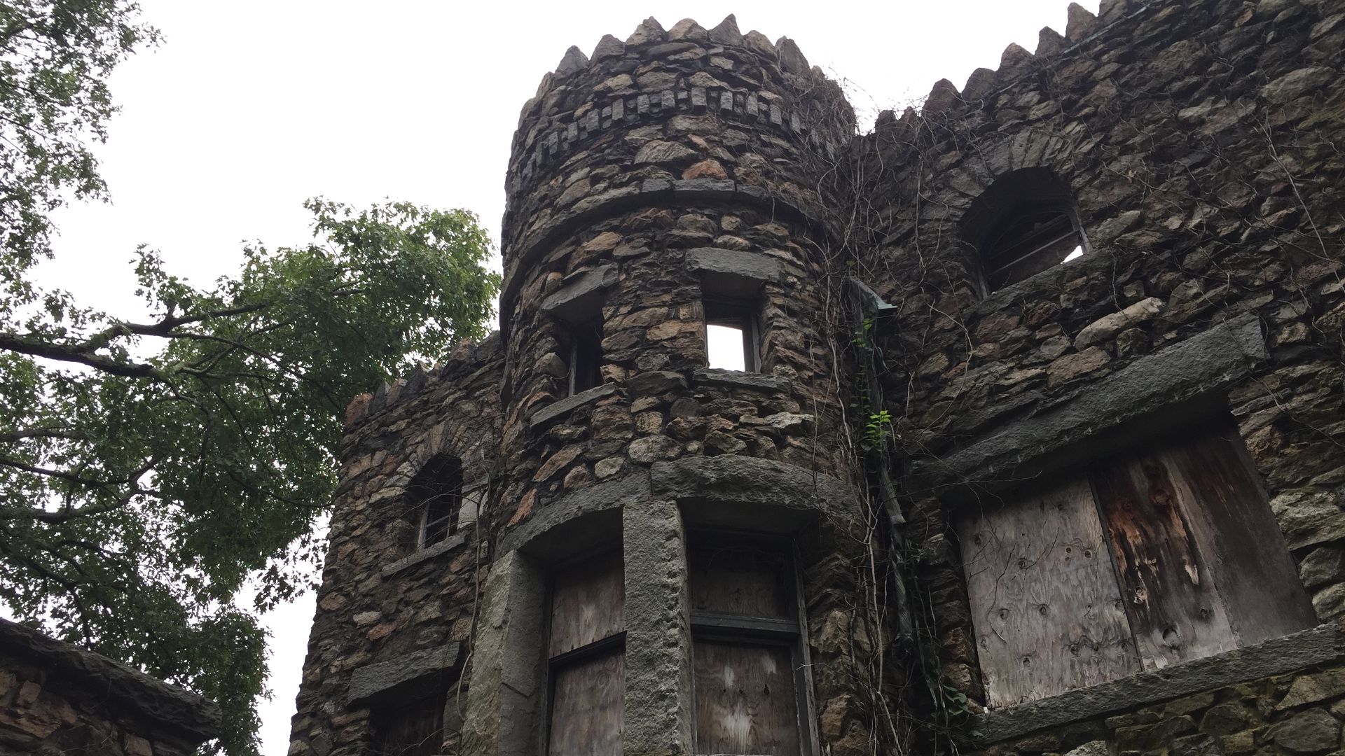 File:Hearthstone Castle - Danbury Ct - 2016-10-01 - 1.jpg