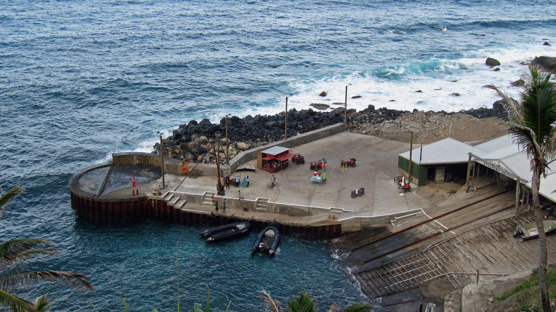 File:Pitcairn Anlegestelle.jpg