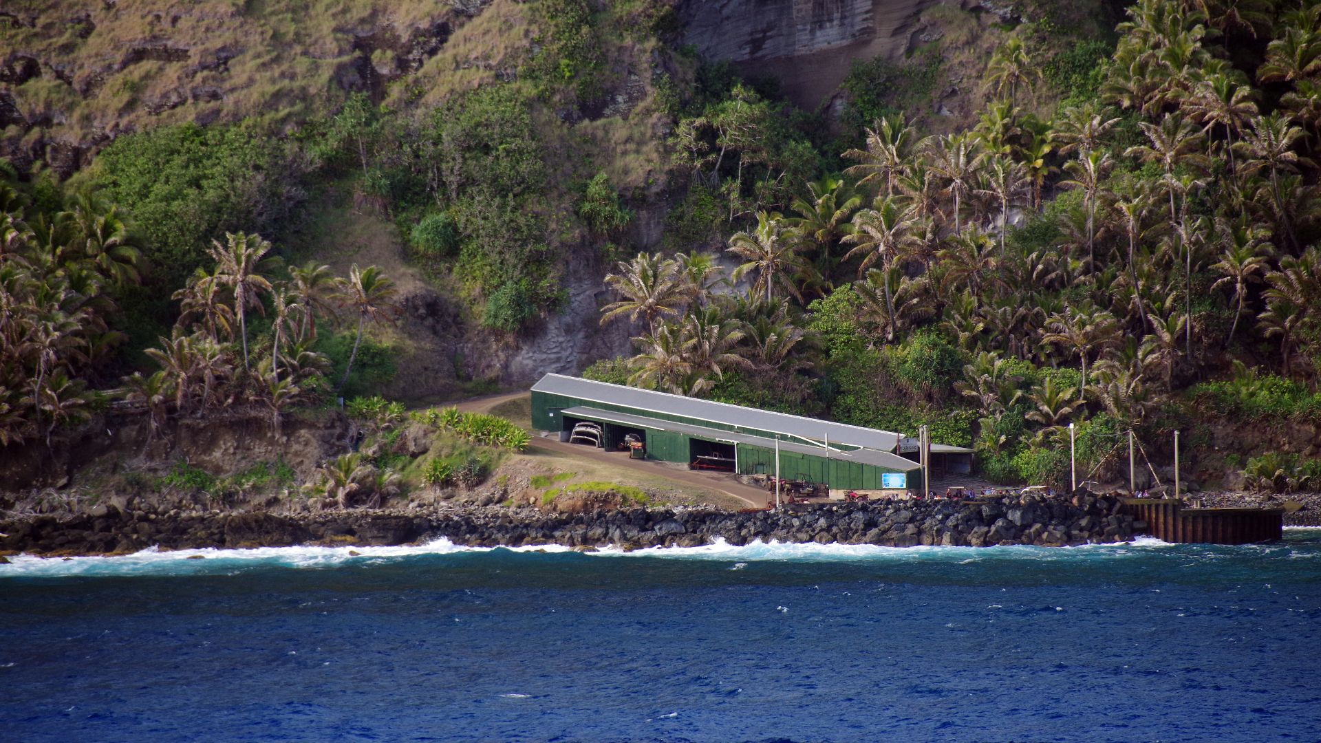 File:Pitcairn-anleger.jpg