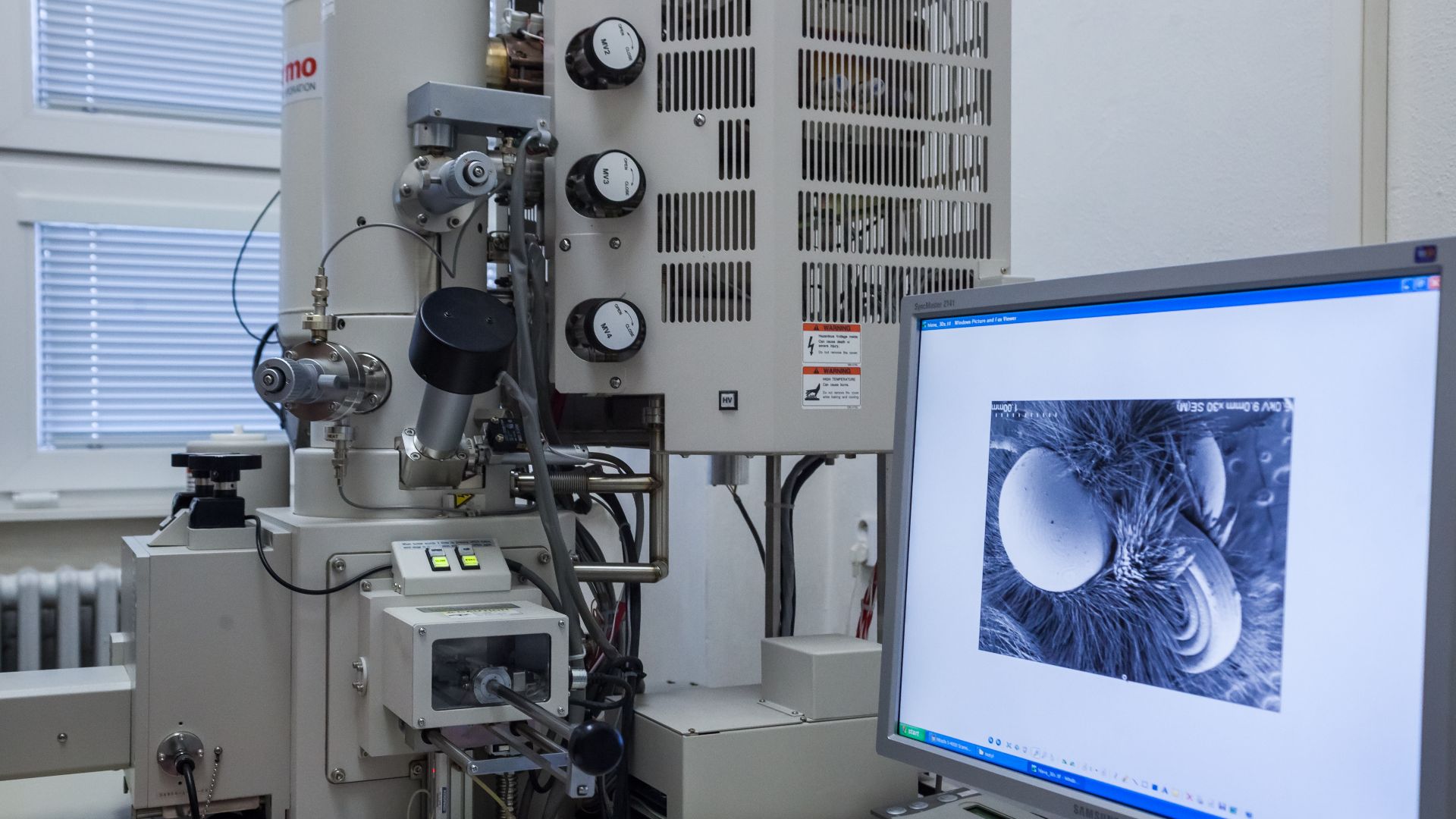 File:Scanning electron microscope - UFCH JH (2020) 02.jpg