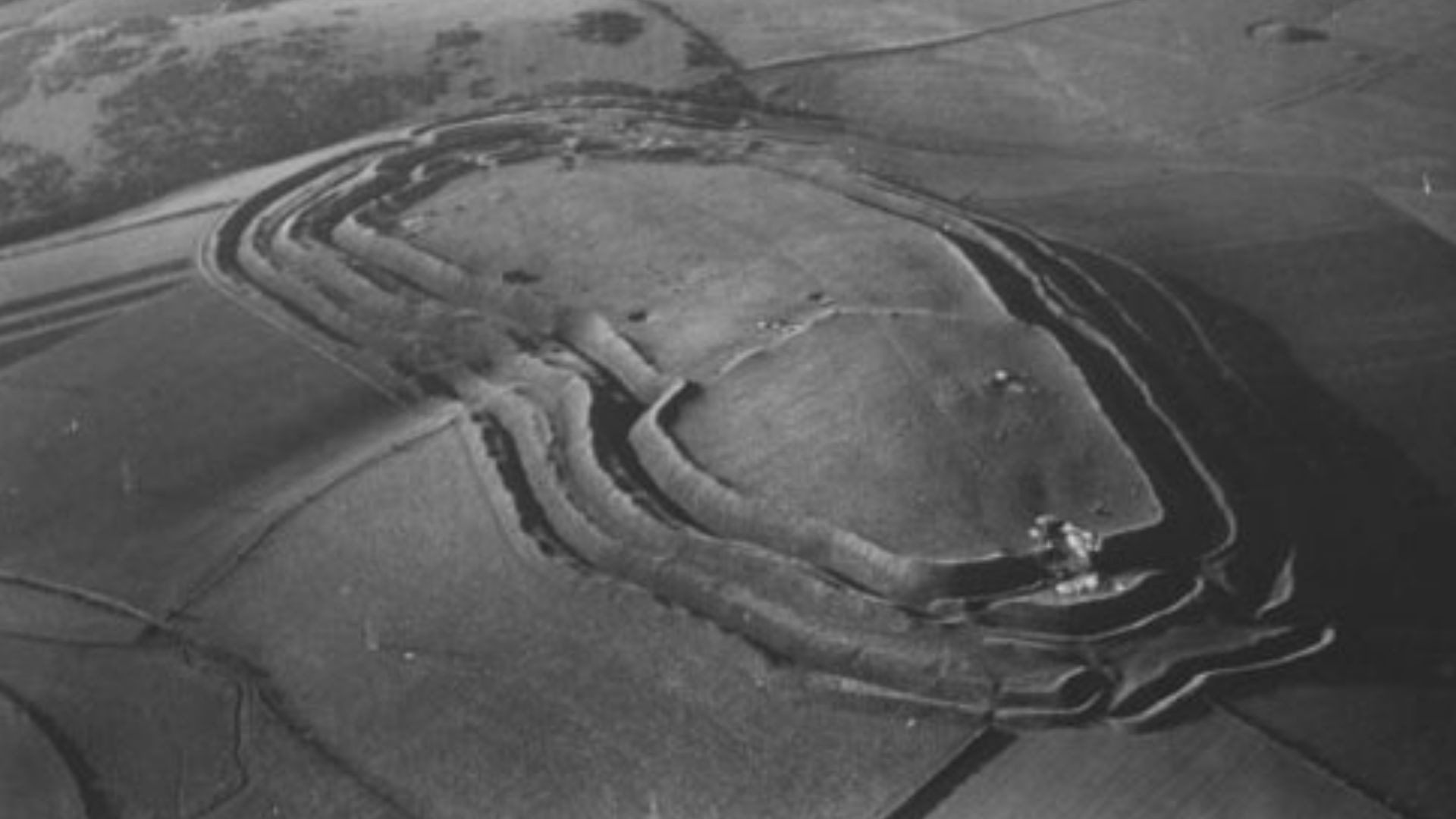 File:Aerial photograph of Maiden Castle, 1935.jpg