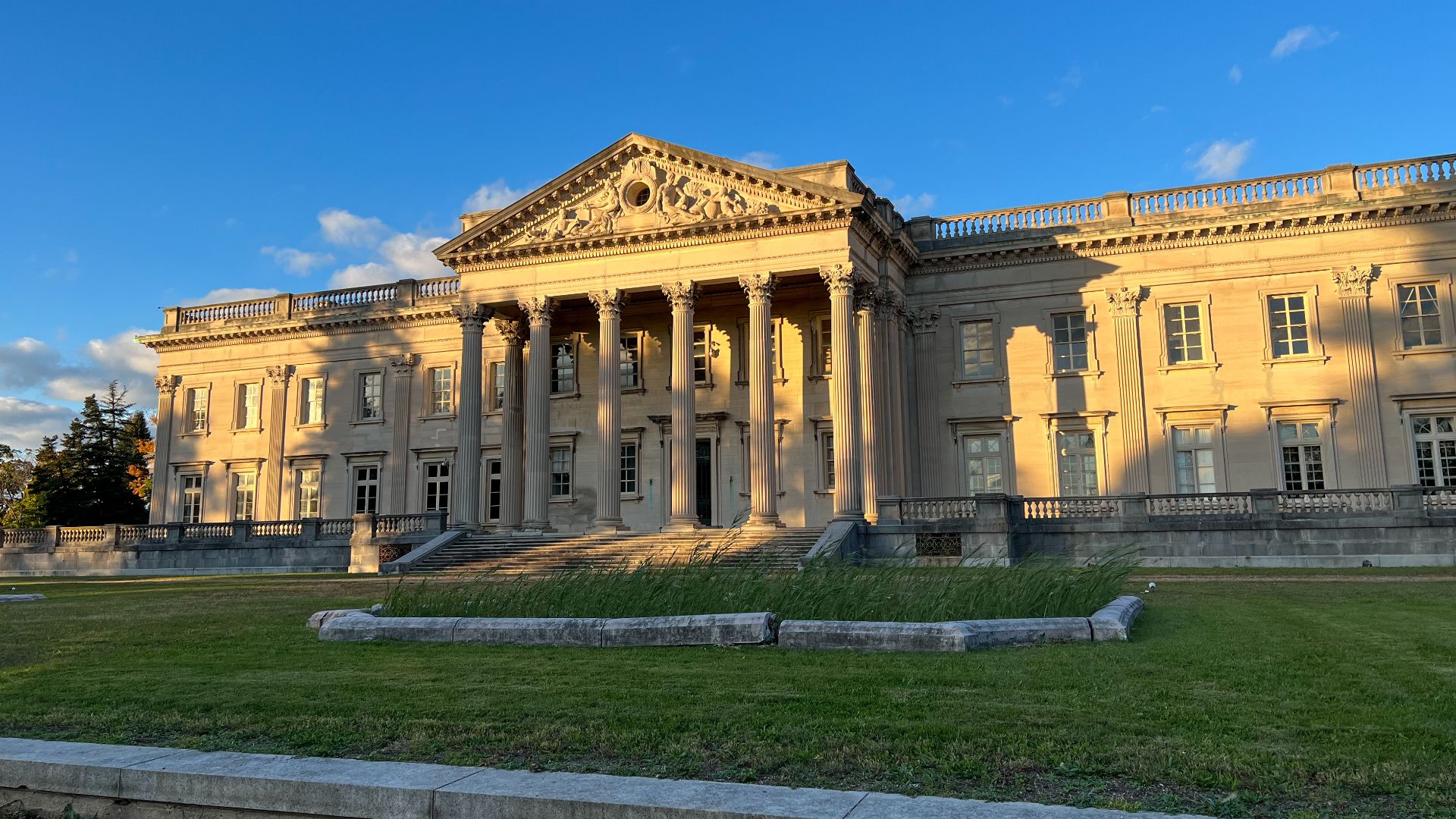 File:Lynnewood Hall - Evening Facade, 2023 LHPF.jpg