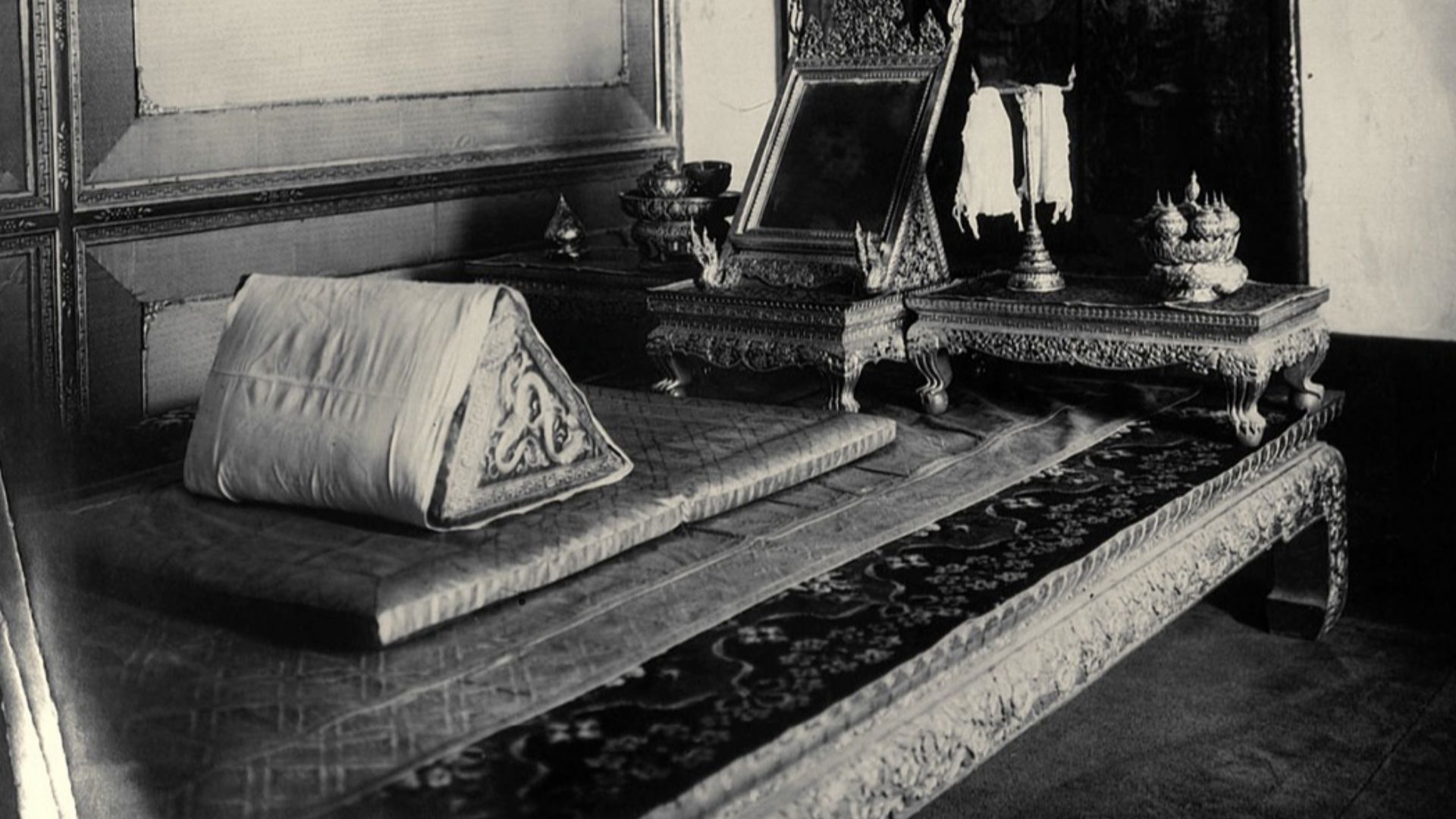 File:Bed and Privy Chamber of the Chakraphat Phiman Hall.jpg