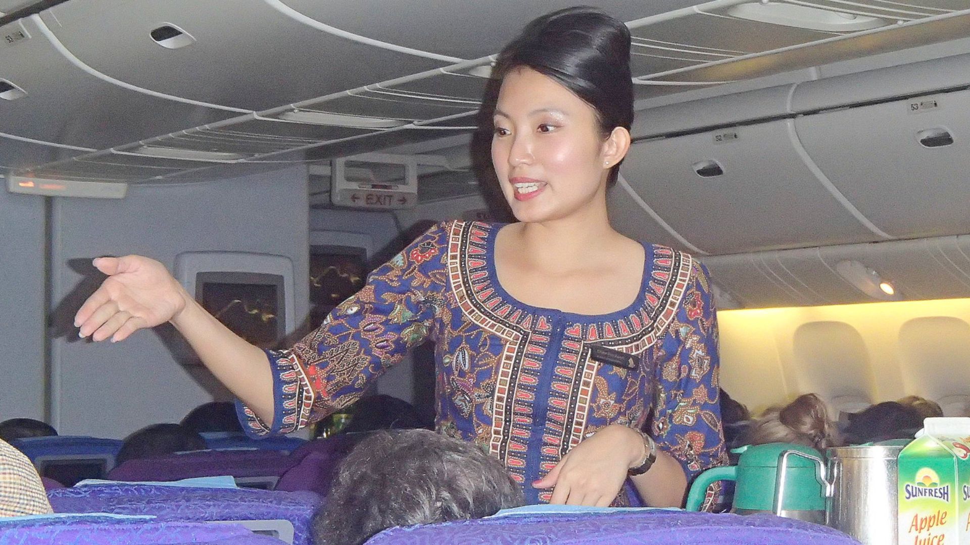 File:Flight attendant Singapore Airlines.jpg