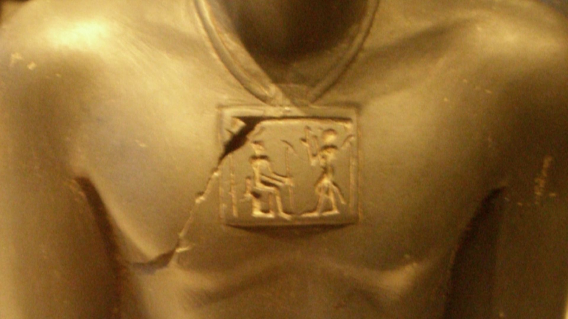 File:Détail du pectoral de la statue de Iâhmessaneith 55.jpg