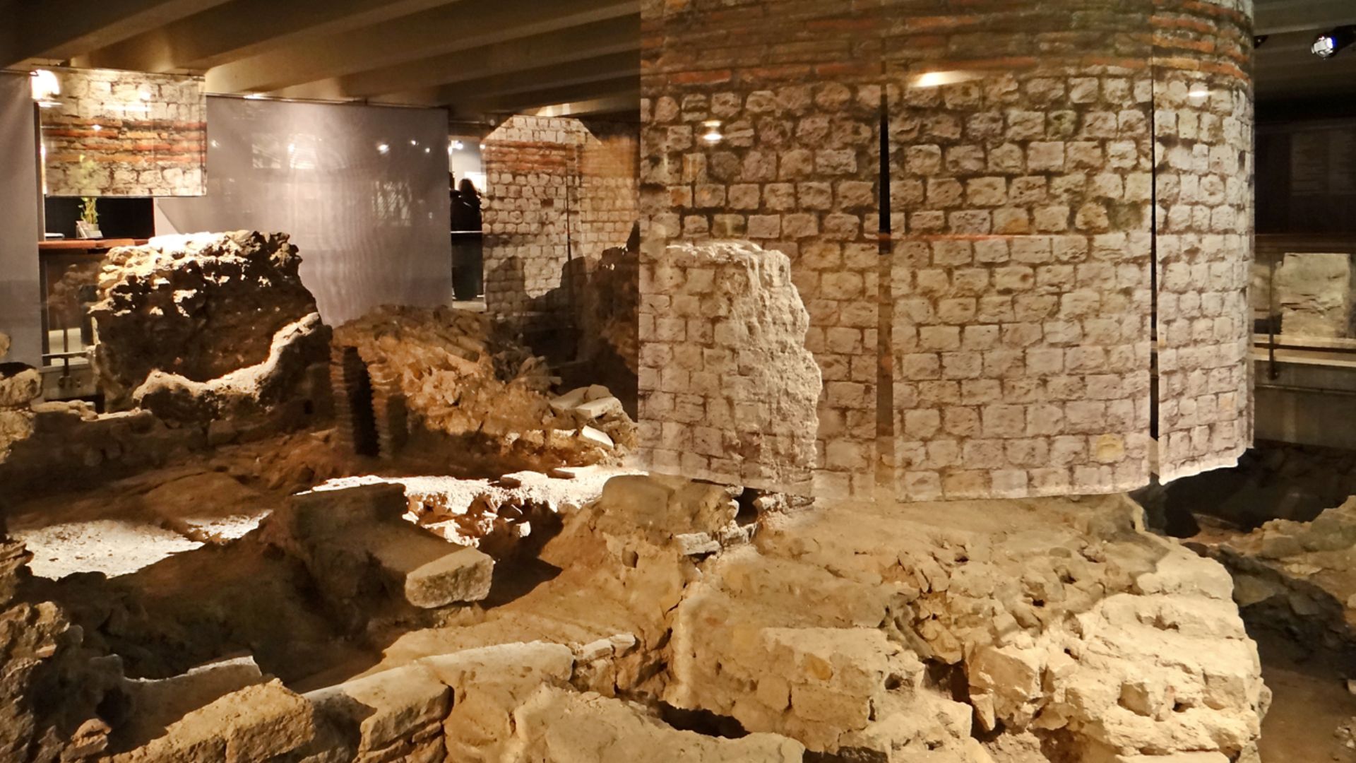 File:La crypte archéologique du Parvis de Notre-Dame (Paris) (8274683584).jpg