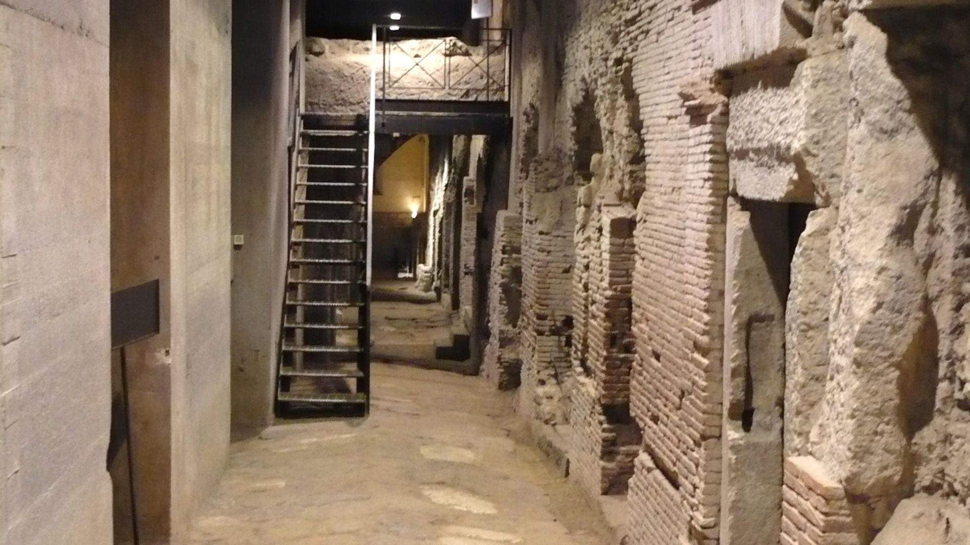 File:Scavi san lorenzo maggiore01.jpg