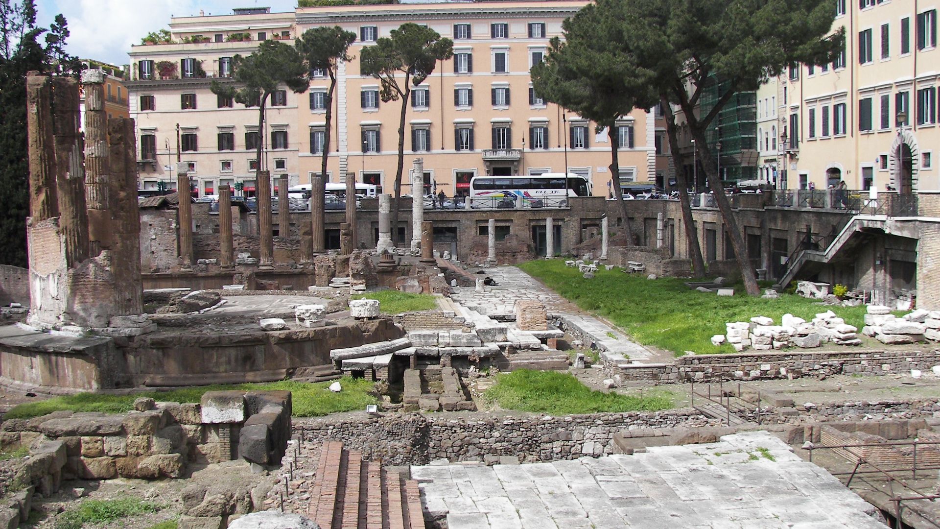 File:Largo di Torre Argentina 4.jpg