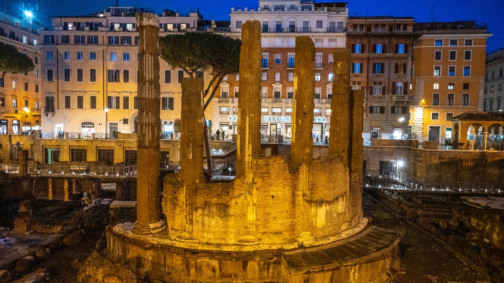 File:The Largo di Torre Argentina is a historic square in Rome.jpg