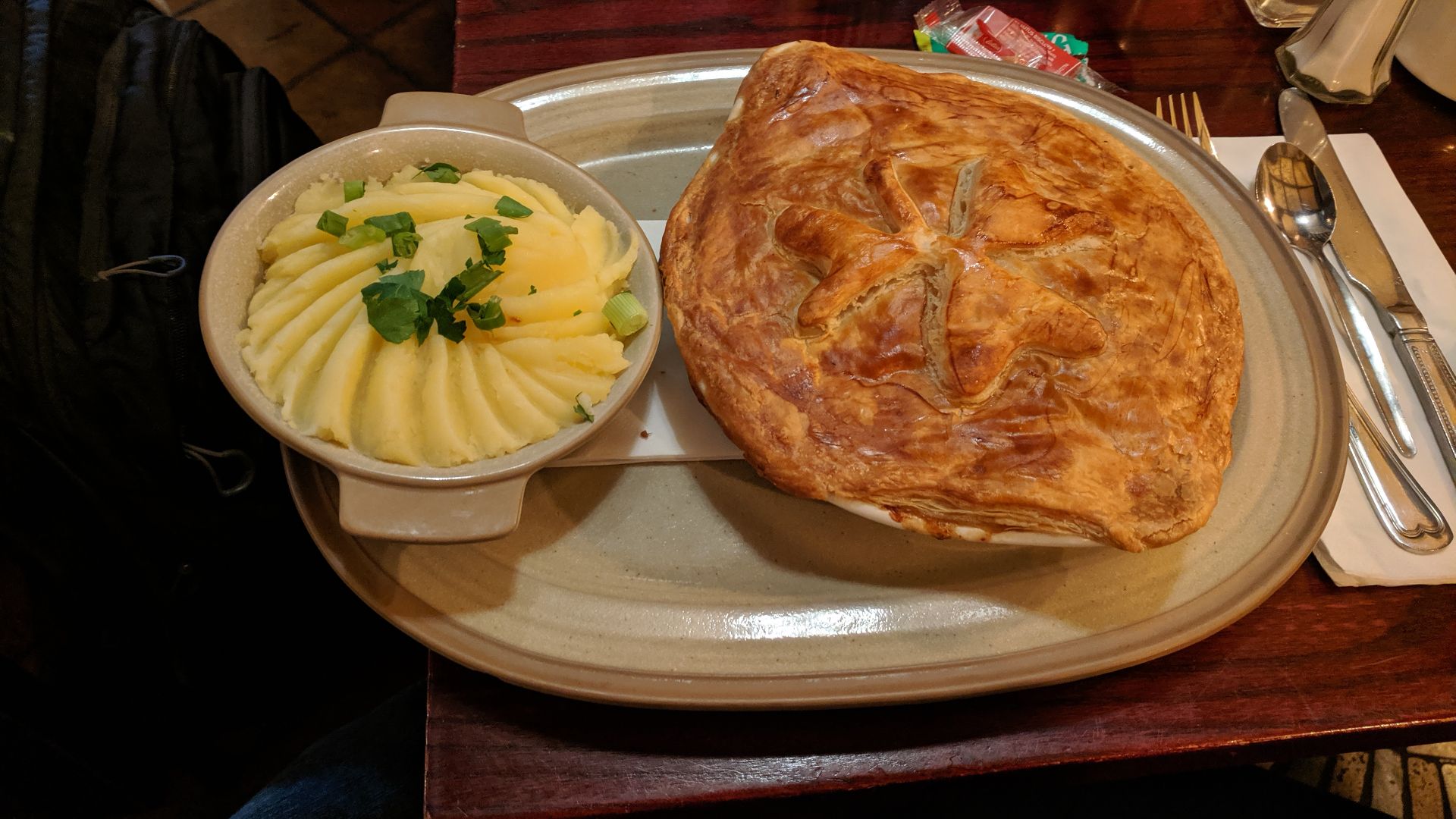 File:Meat pie and mashed potatoes at a pub in Dublin.jpg