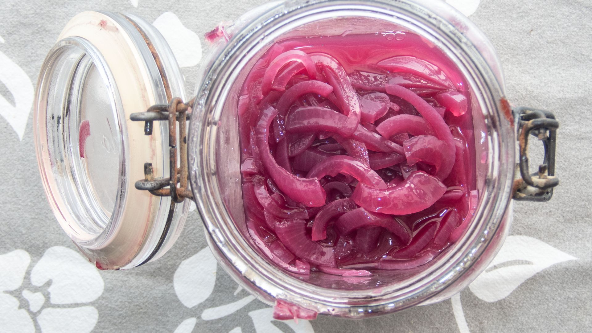File:Pickled red onion in jar.jpg