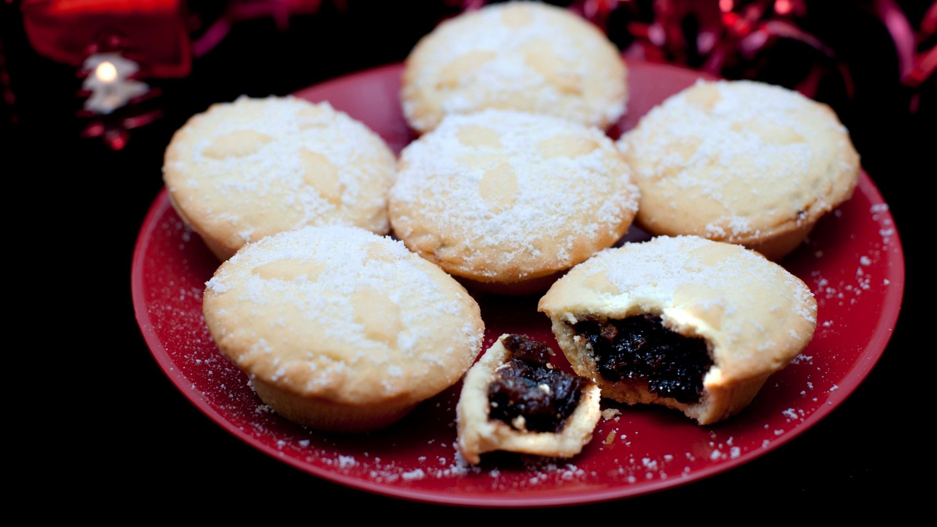 File:Mince pies on a plate.jpg