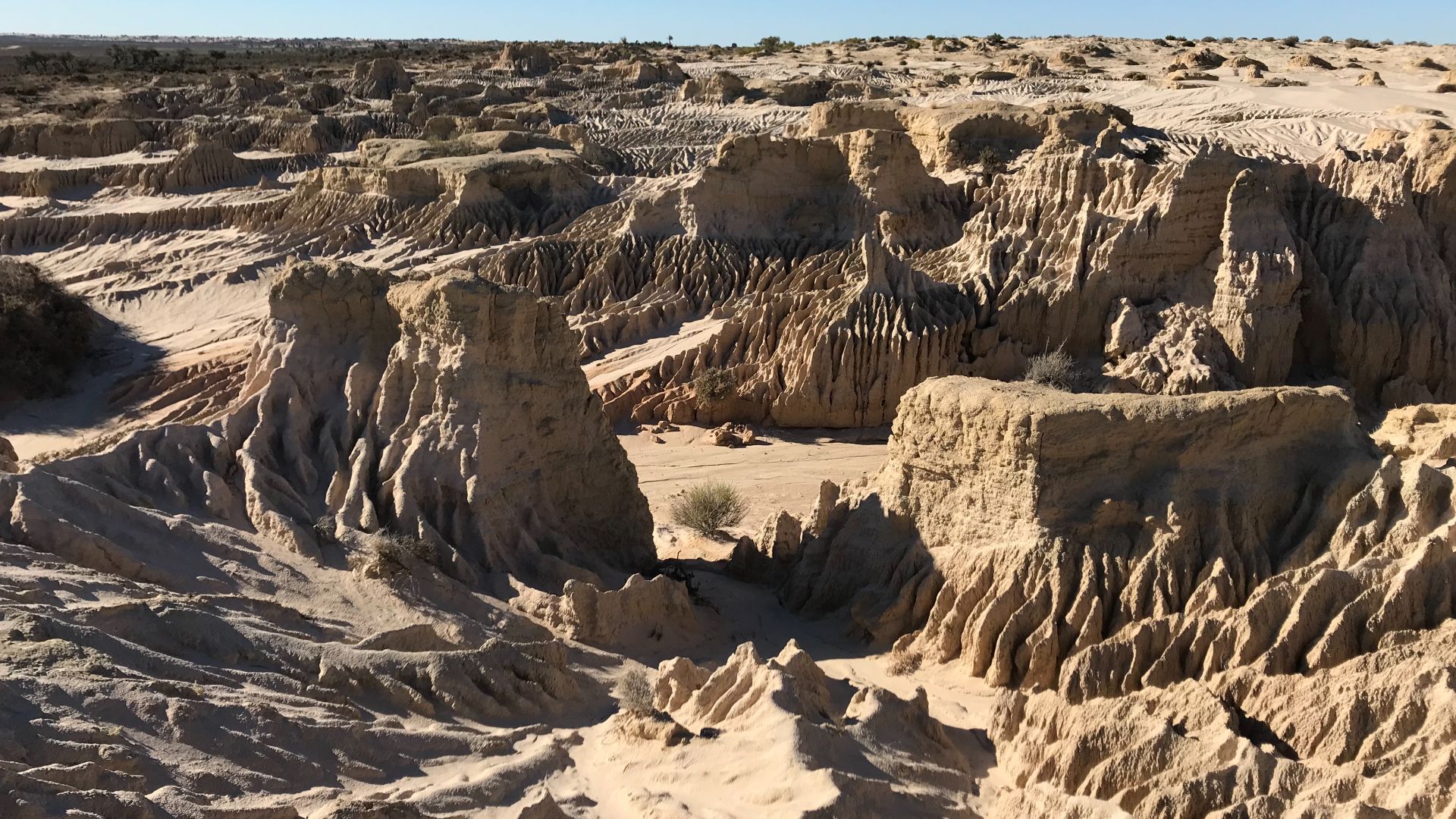 File:Lake Mungo lunette.jpg