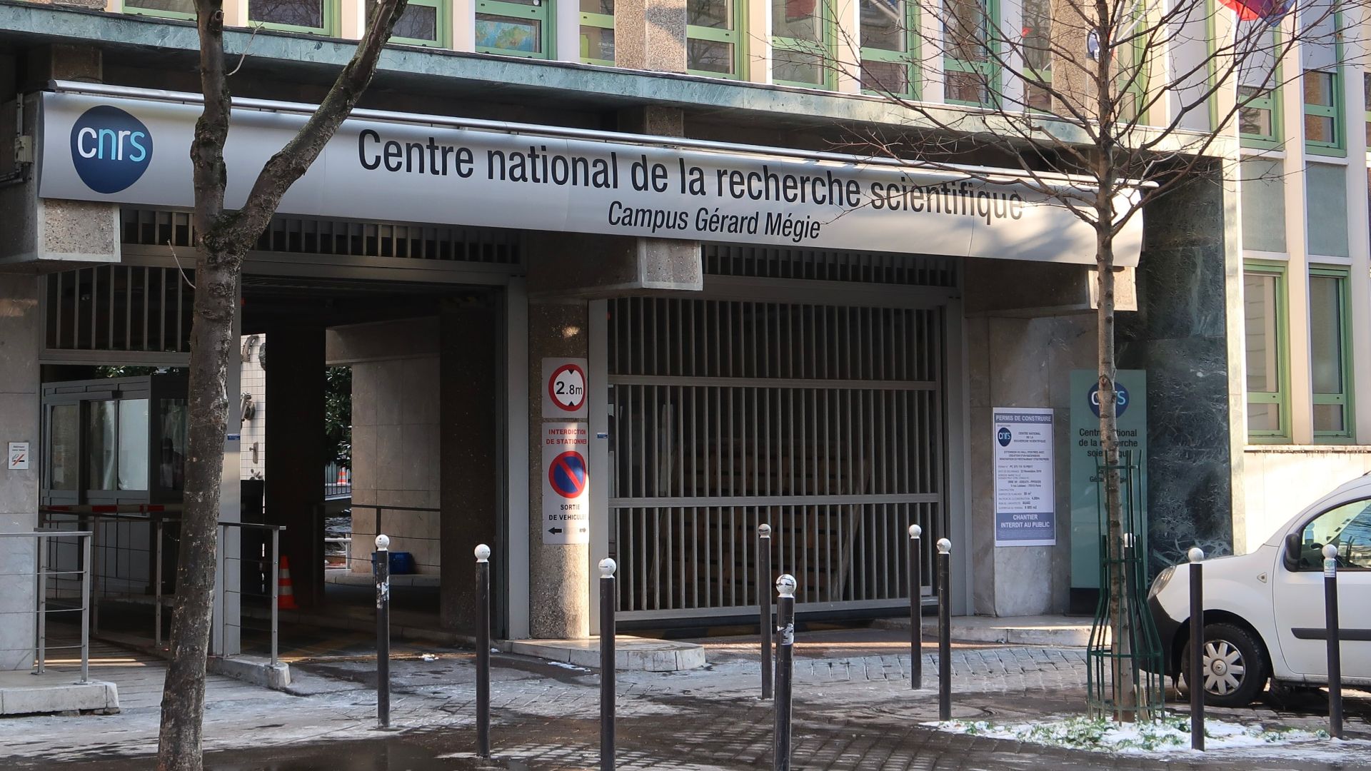 File:Siège du CNRS rue Michel-Ange Paris 6.jpg