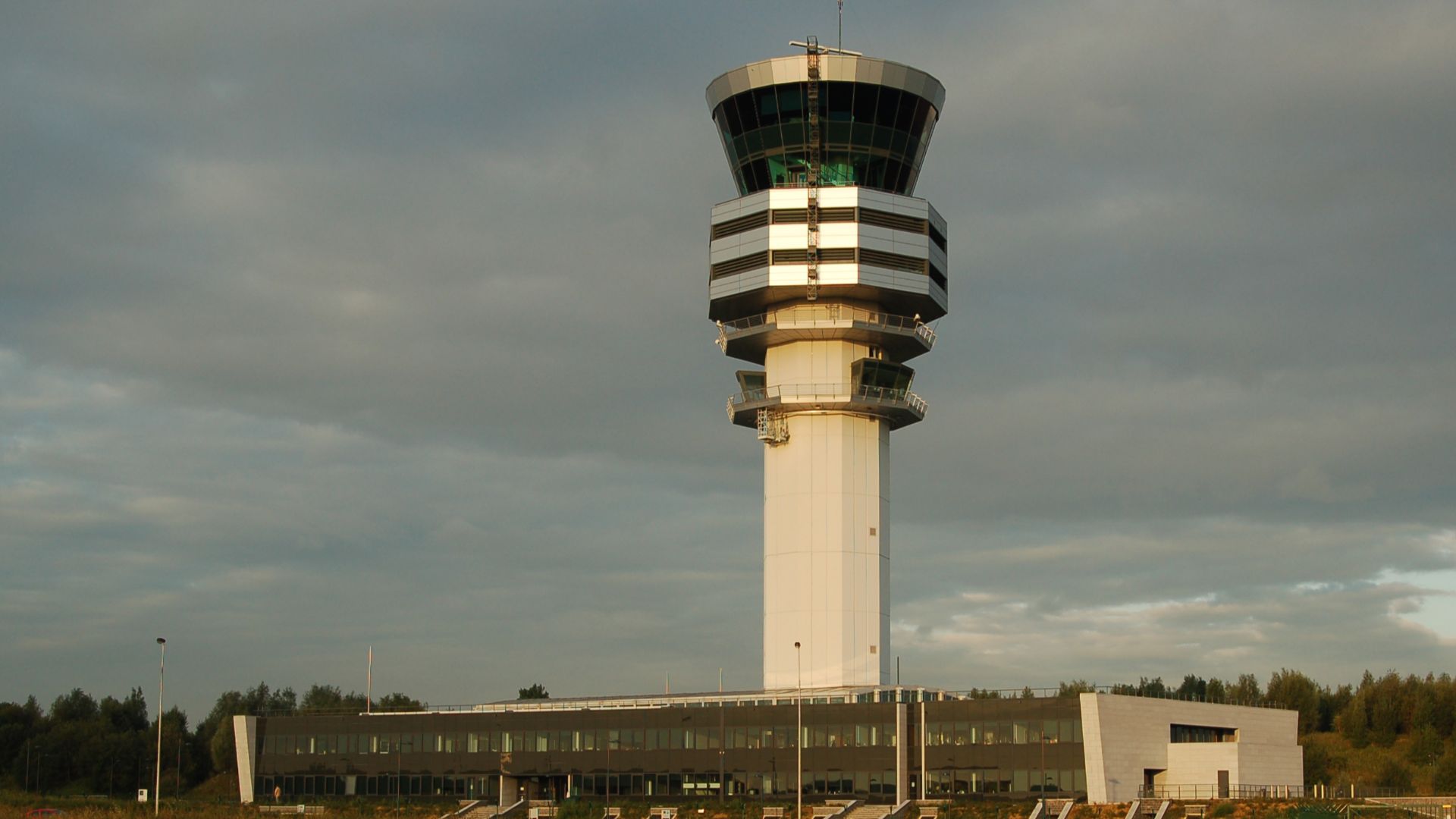 File:Controletoren Brussel-Nationaal.jpg