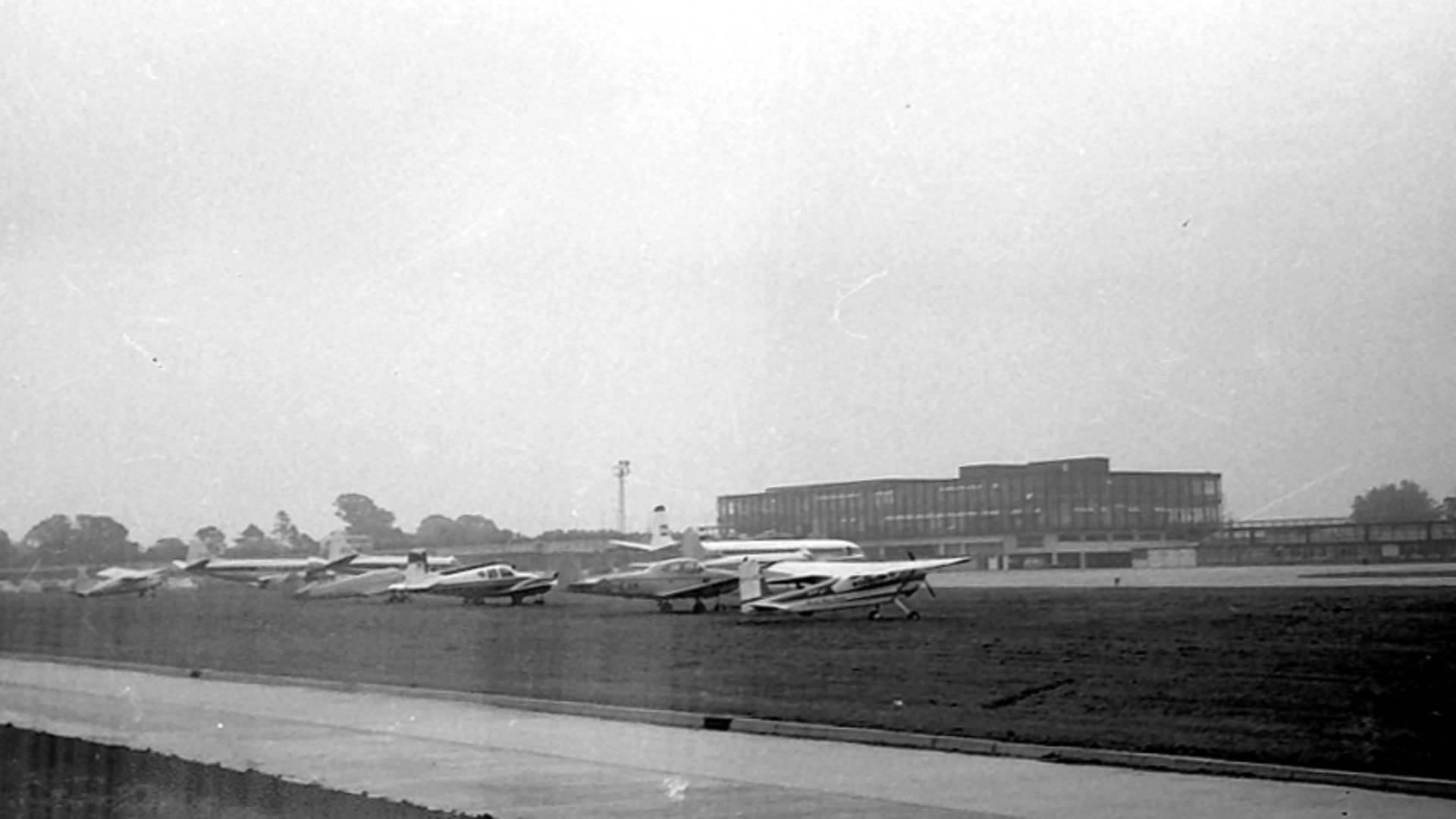 File:Gatwick, 1960.jpg