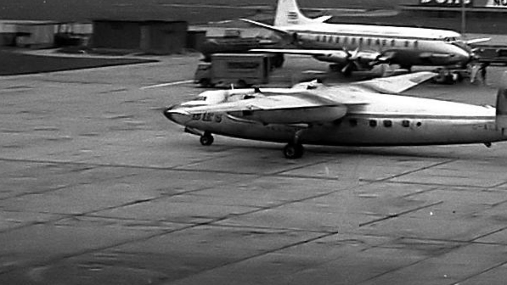 File:Ambassador, Heathrow, 1960 (106694673).jpg