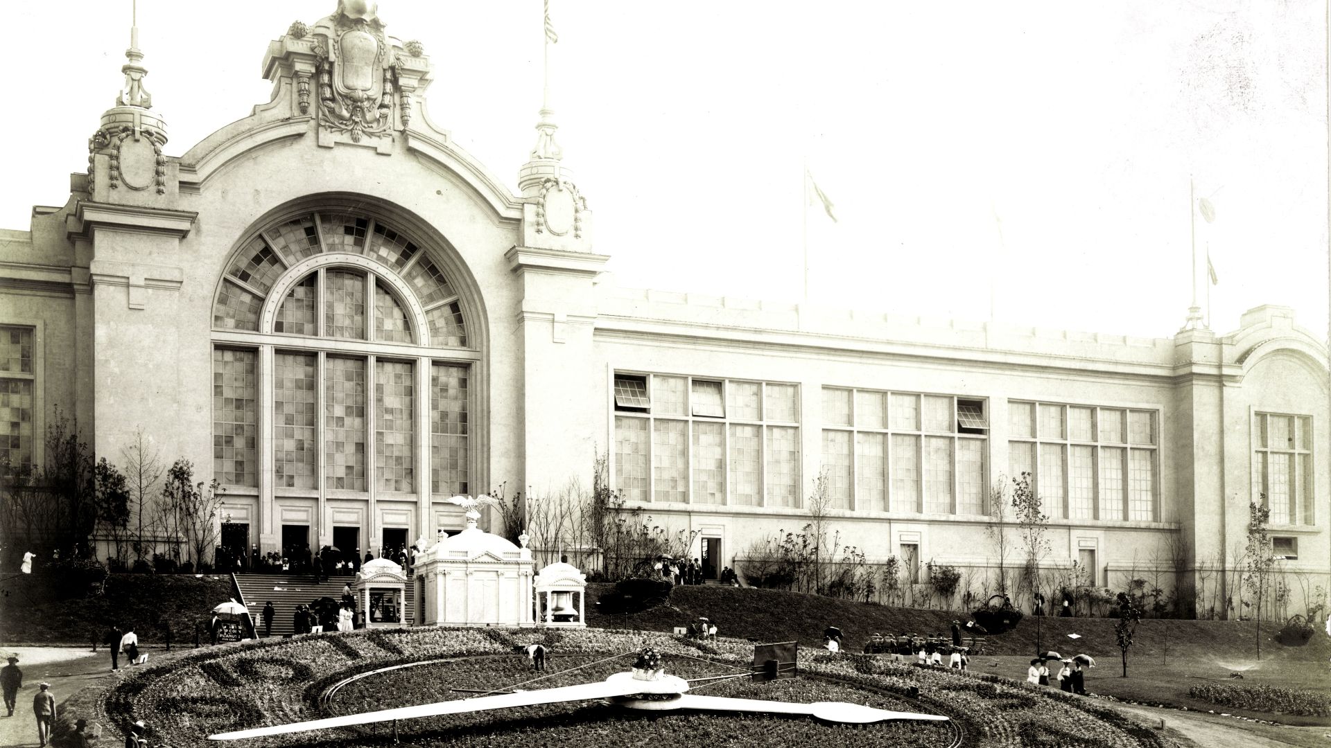 File:Floral Clock in front of the Palace of Agriculture at the 1904 World's Fair.jpg