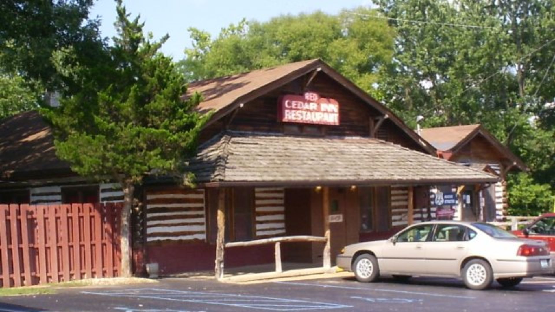 File:Red Cedar Inn Pacific MO-med.jpg