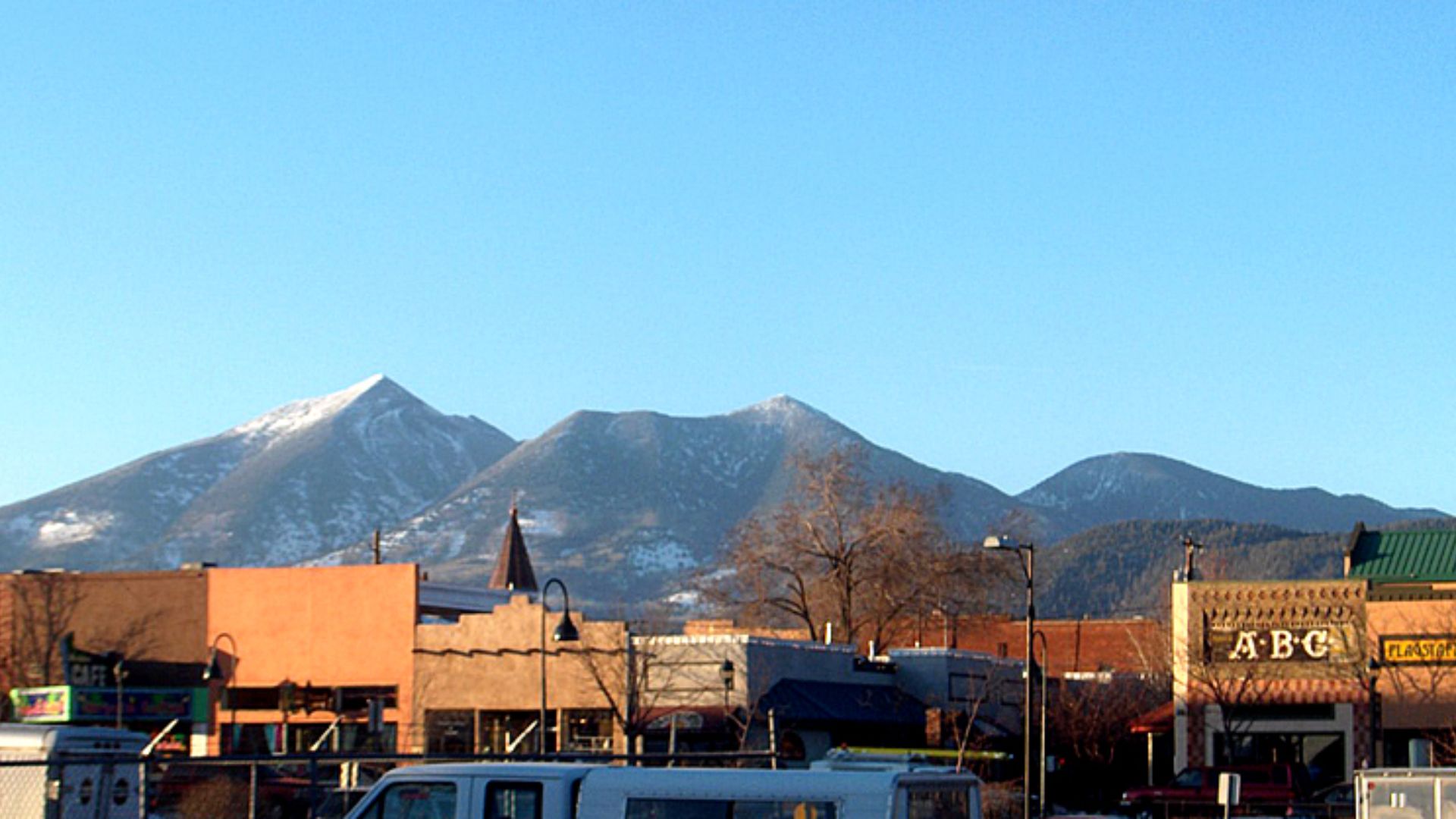 File:Flagstaff downtown SFmtn.jpg
