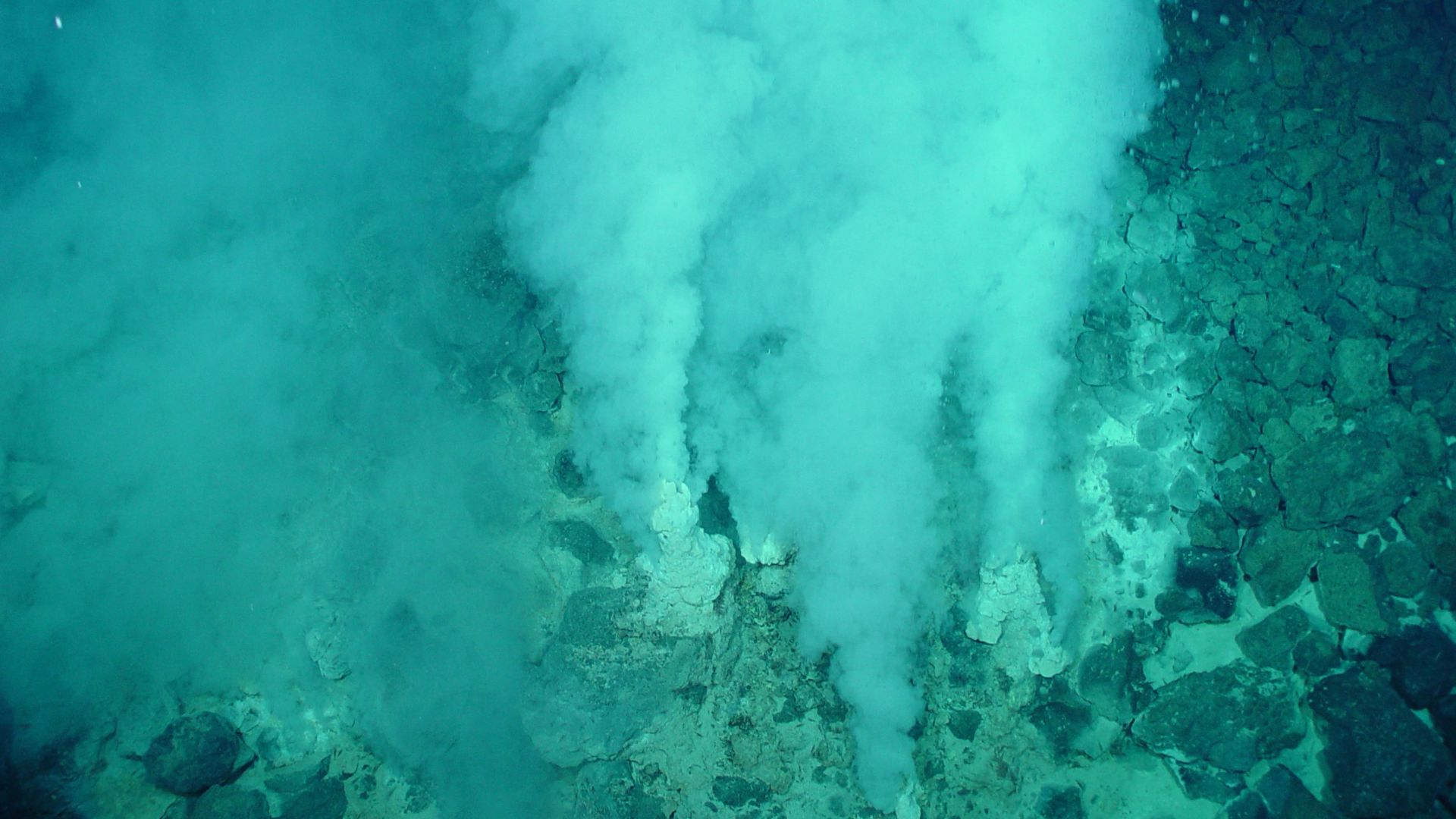 File:Champagne vent white smokers.jpg