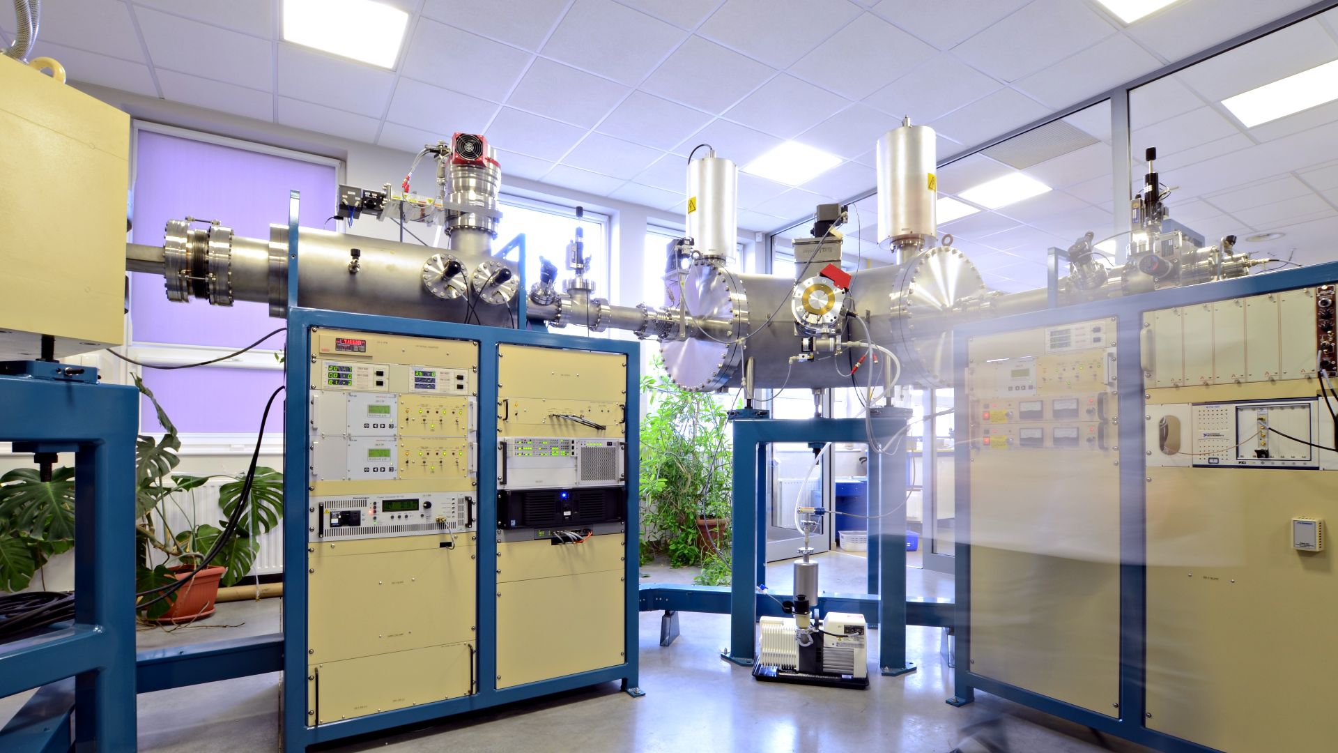 File:Paweł Goslar works with particle accelerator.jpg