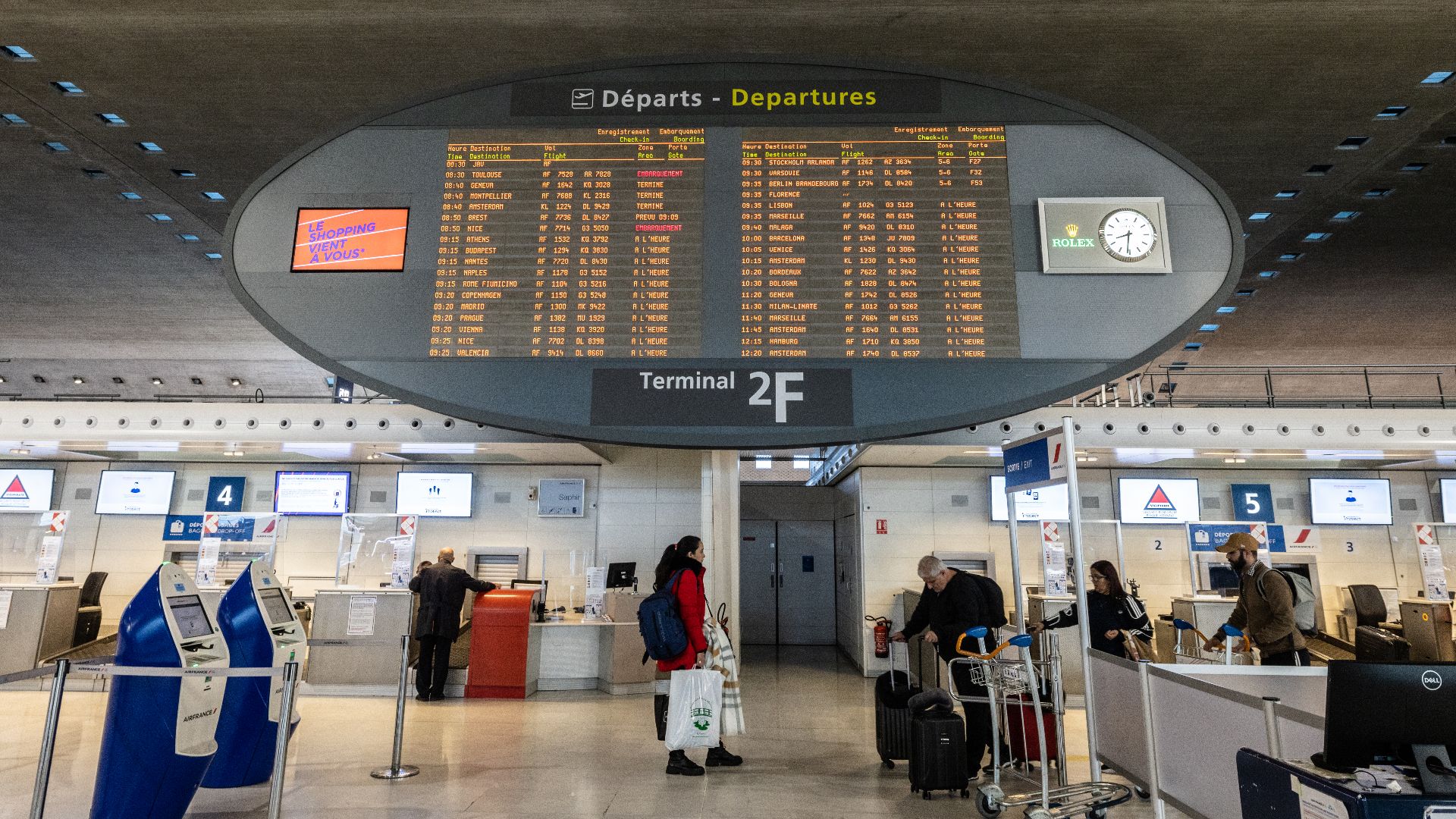 File:Paris Charles-de-Gaulle Airport Terminal 2F Display.jpg