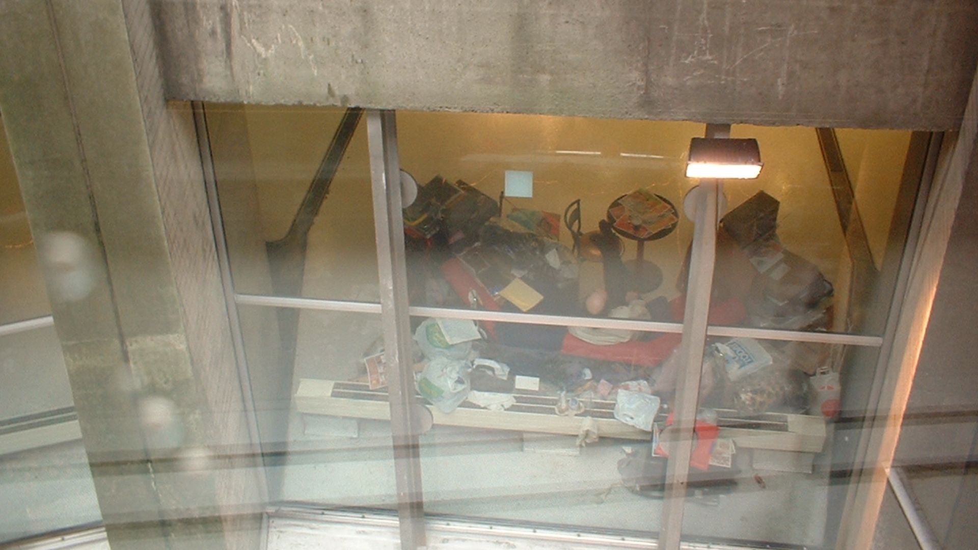 File:Merhan Karimi Nasseri Walkway Look 2005-12-30 01.jpg