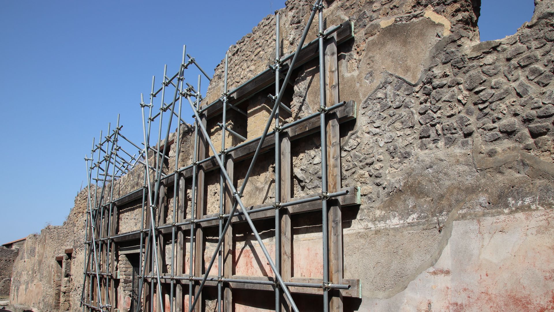 File:Vicolo di Balbo (Pompeii), looking towards Insula 2 of Regio IX (48441205512).jpg