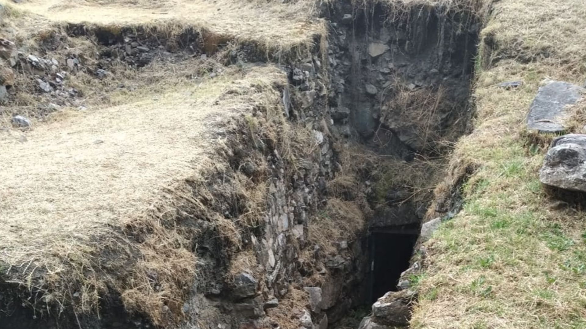 File:Acueducto en Chavín.jpg