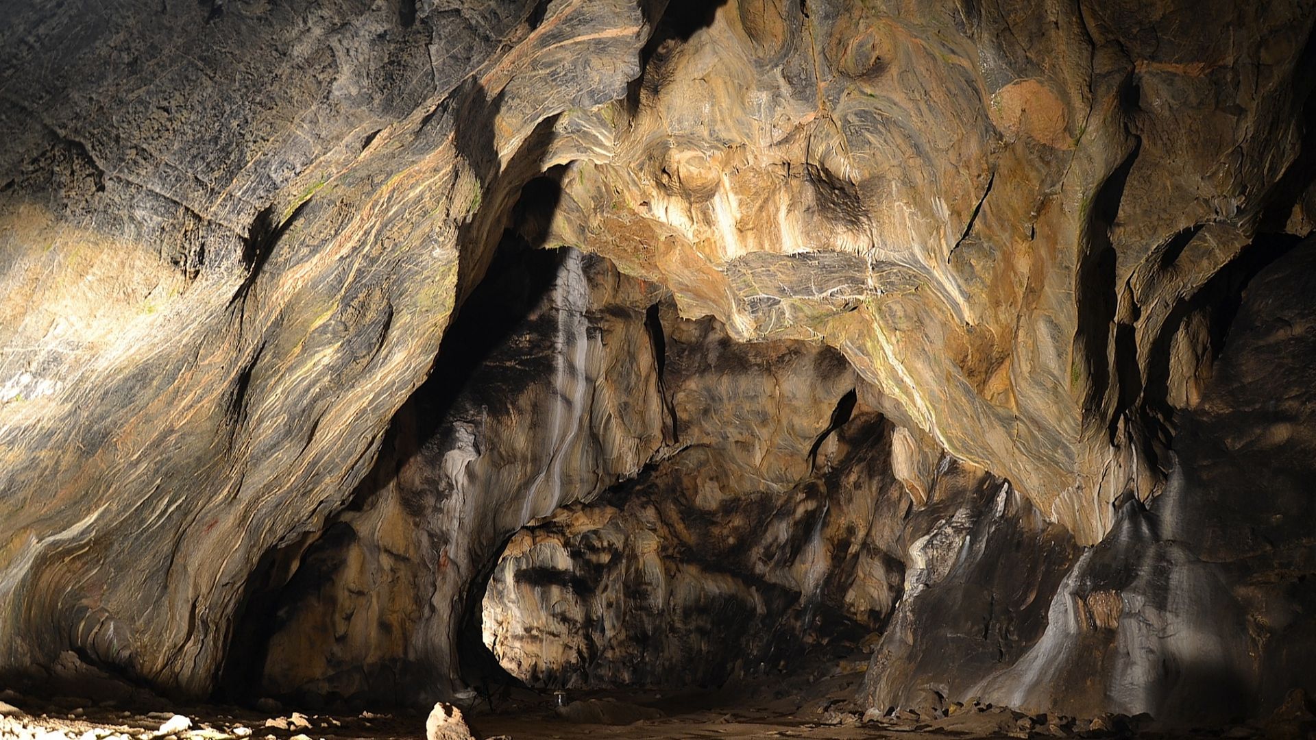 File:Kateřinská jeskyně (by Pudelek).JPG