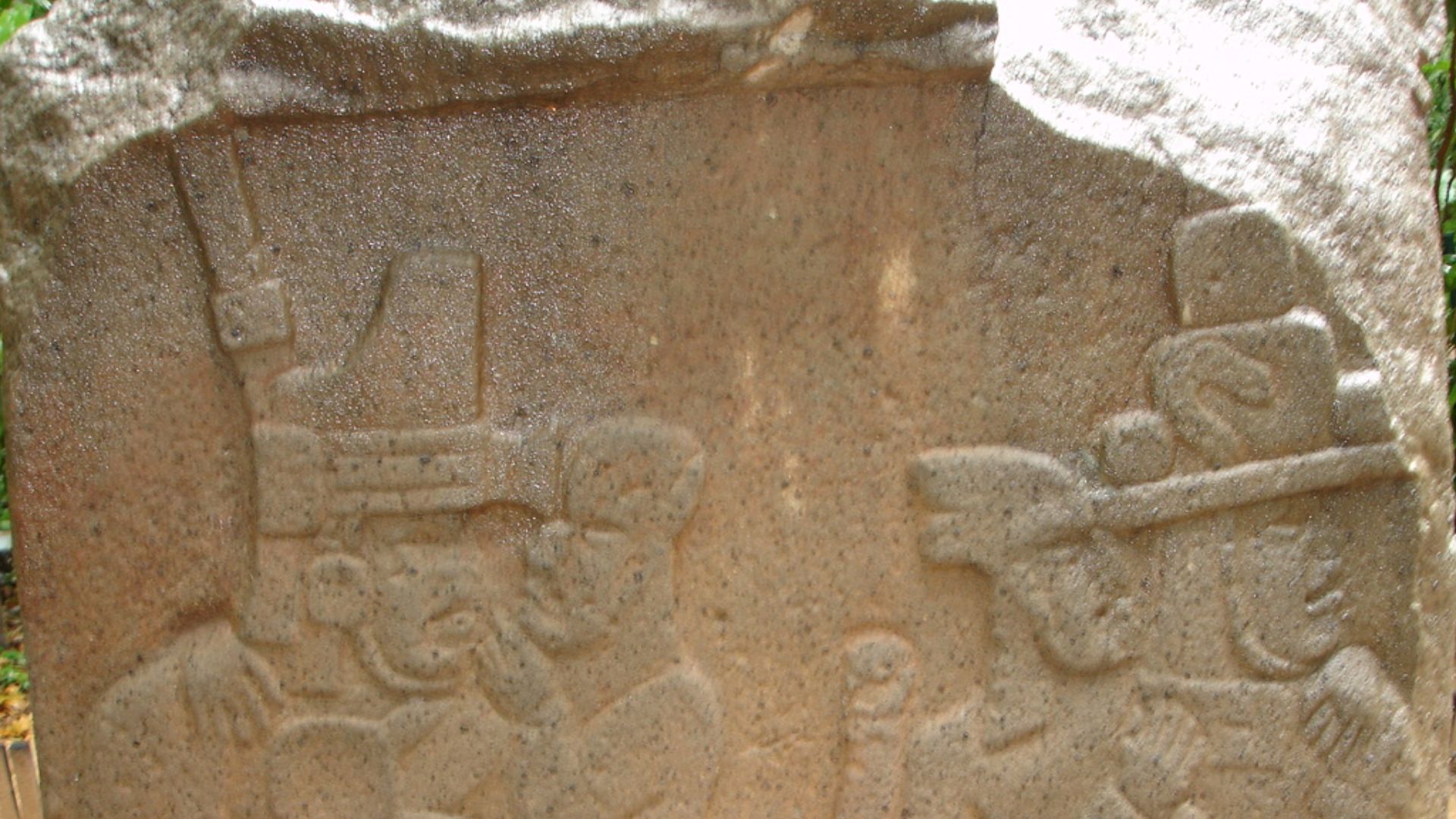 File:Altar 5 from La Venta, left side (Ruben Charles).jpg