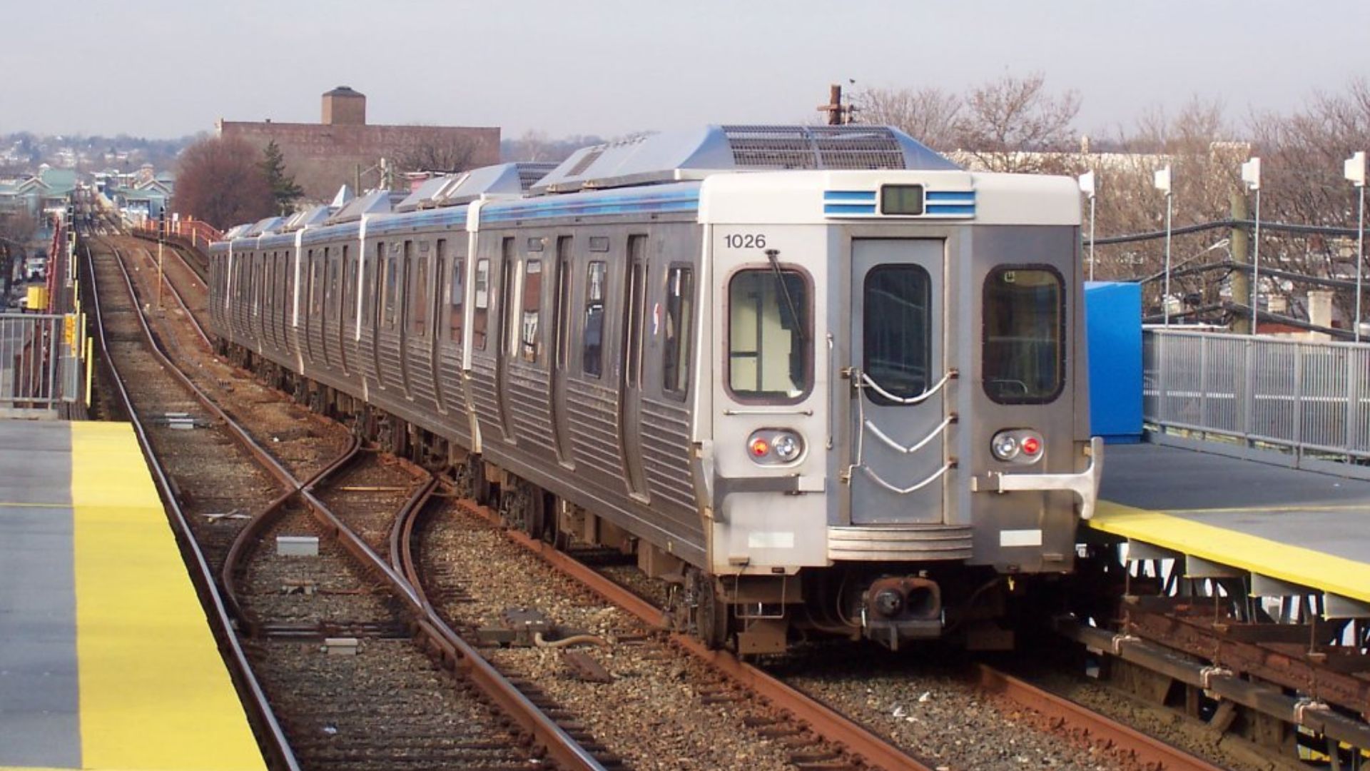 File:MarketFrankfordLineTrain.jpg