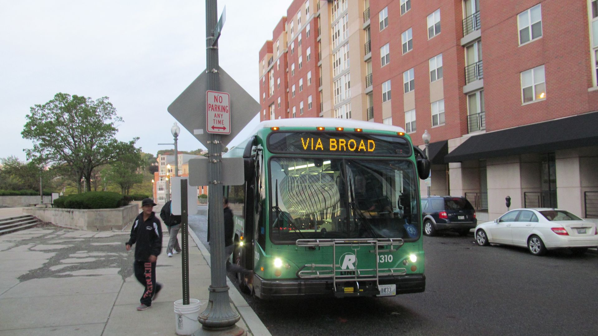 File:Southbound R-Line bus on Park Row West, October 2014.JPG