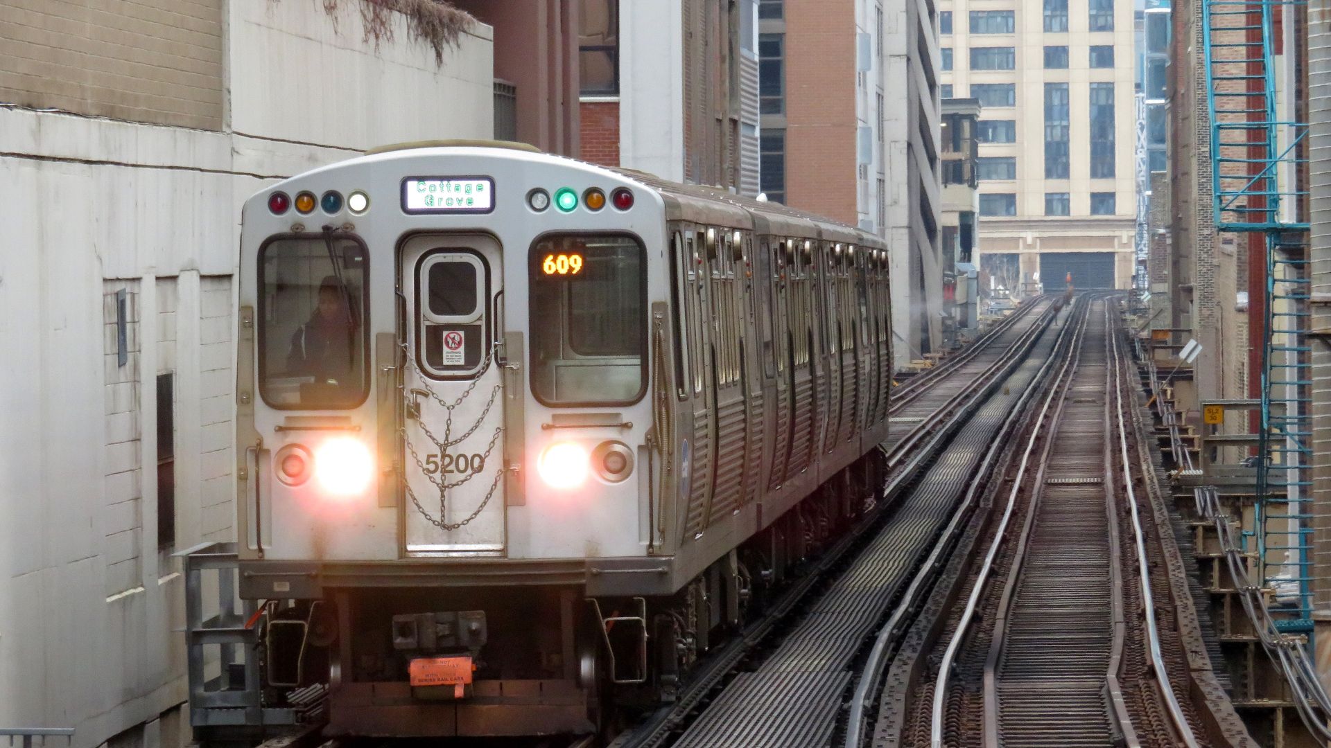 File:Cottage Grove-bound train approaching Roosevelt station, December 2018.JPG