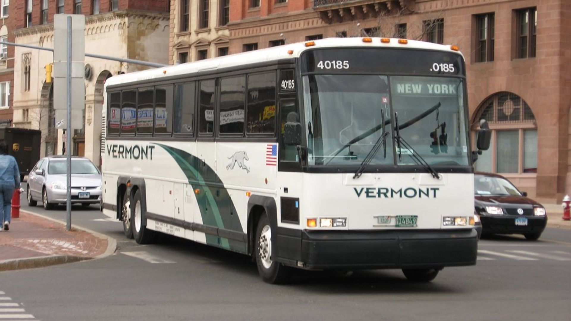File:Vermont Transit MCI 40185 in New Britain.jpg