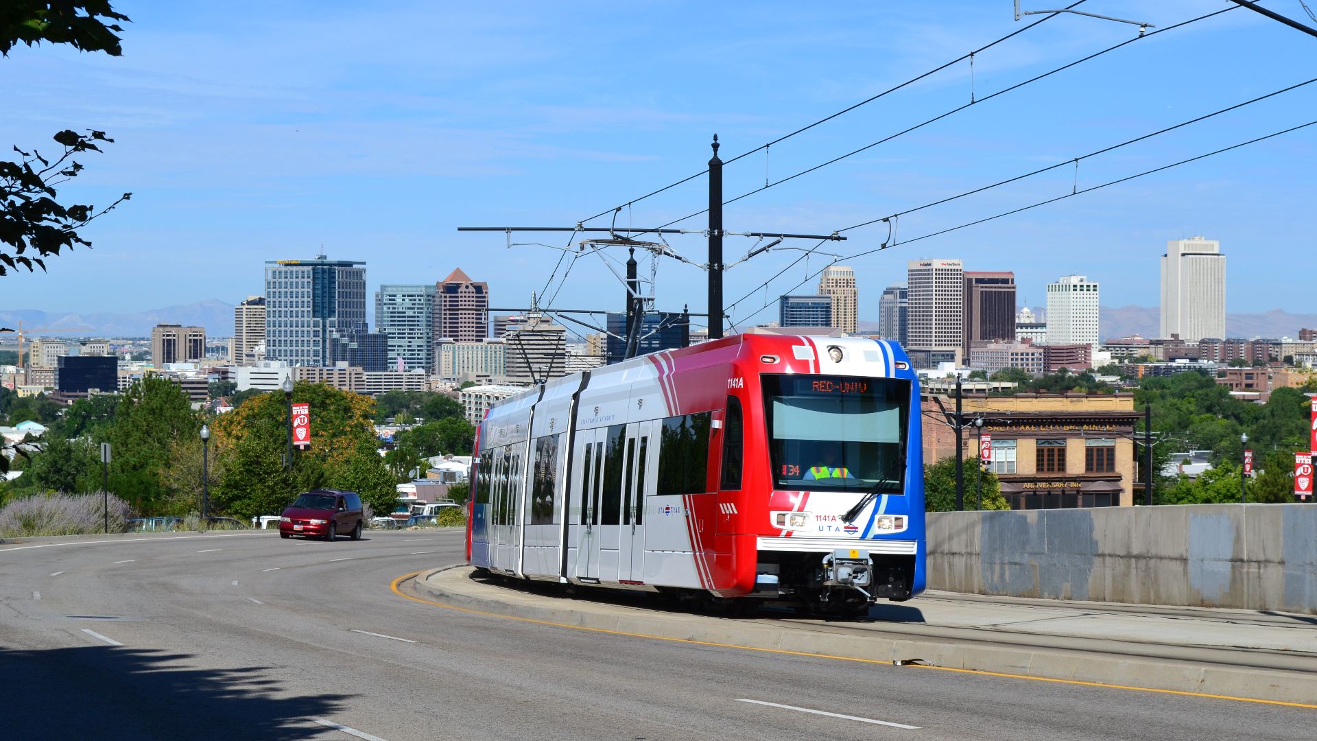 File:Another skyline with a Trax train.jpg