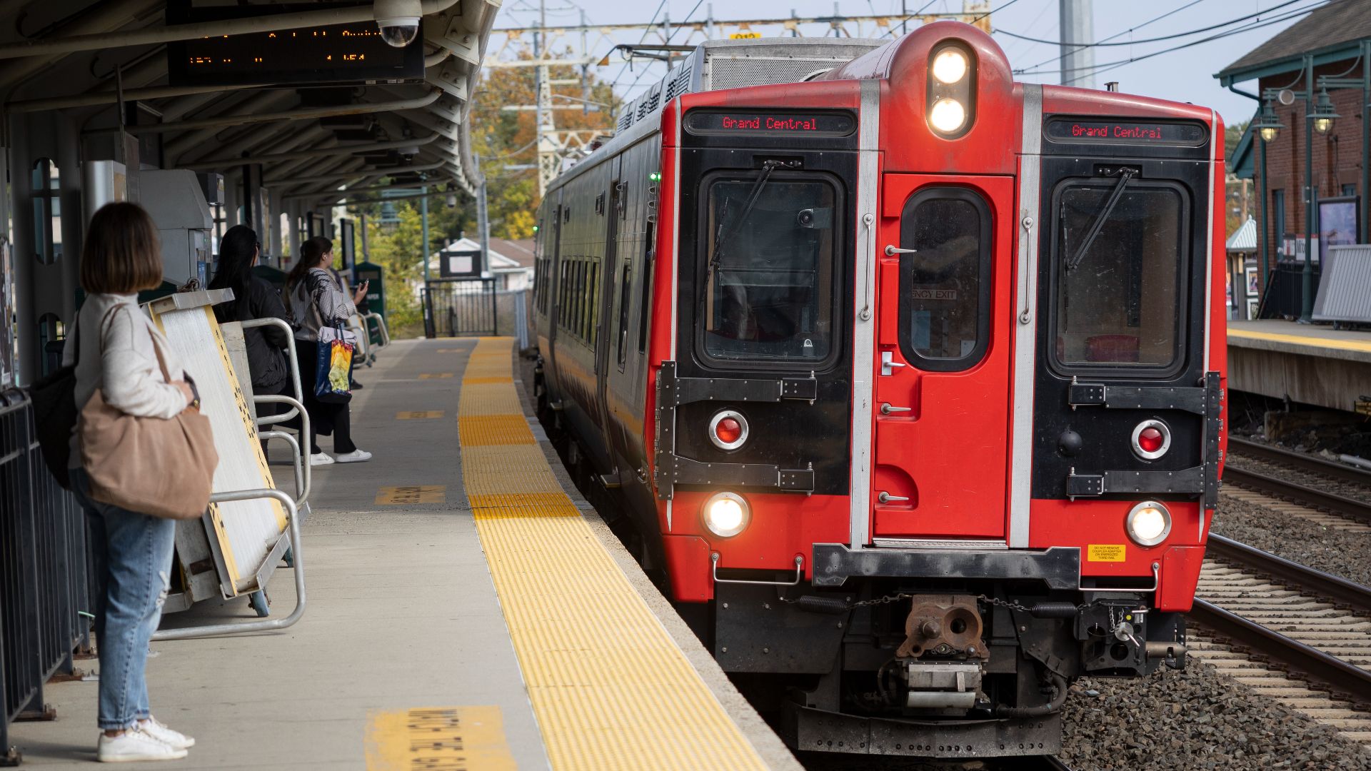 File:Metro-North train approaching at Milford Station.jpg