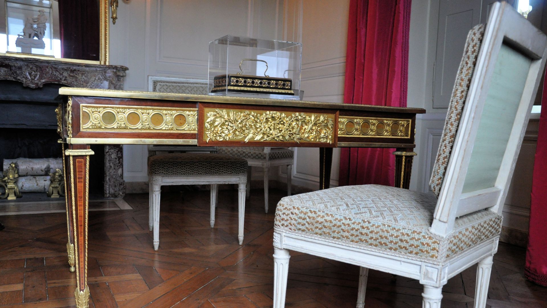 File:Petit Trianon - Cabinet de l'attique - Bureau de Louis XVI - Riesener.jpg
