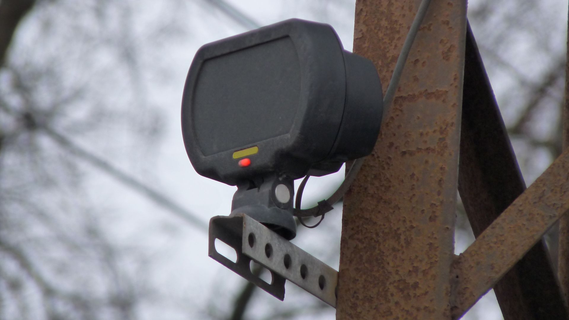 File:Speed camera in Paldiski highway in Tallinn.JPG