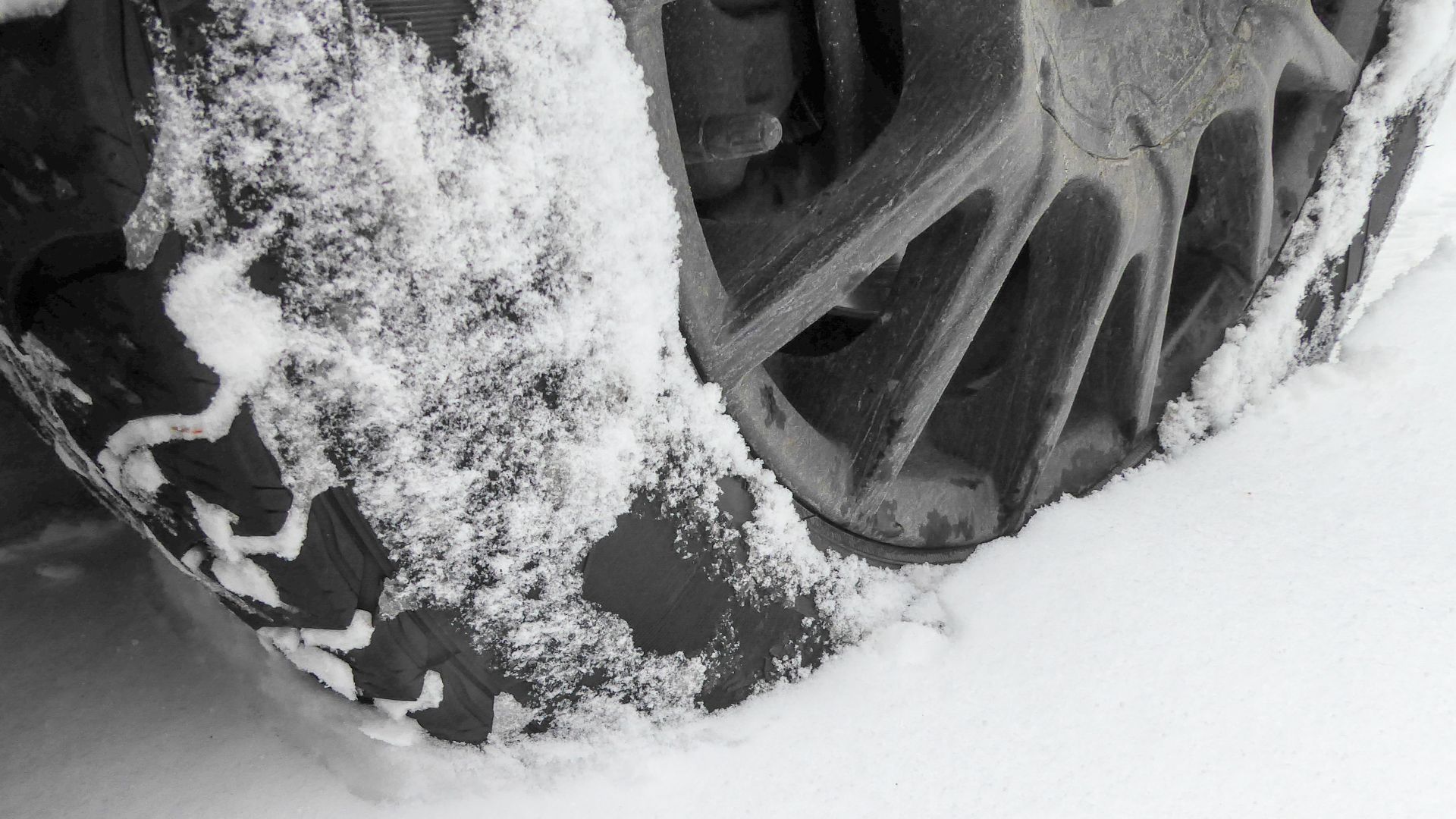 File:Snow tire compacting snow ahead of it.jpg