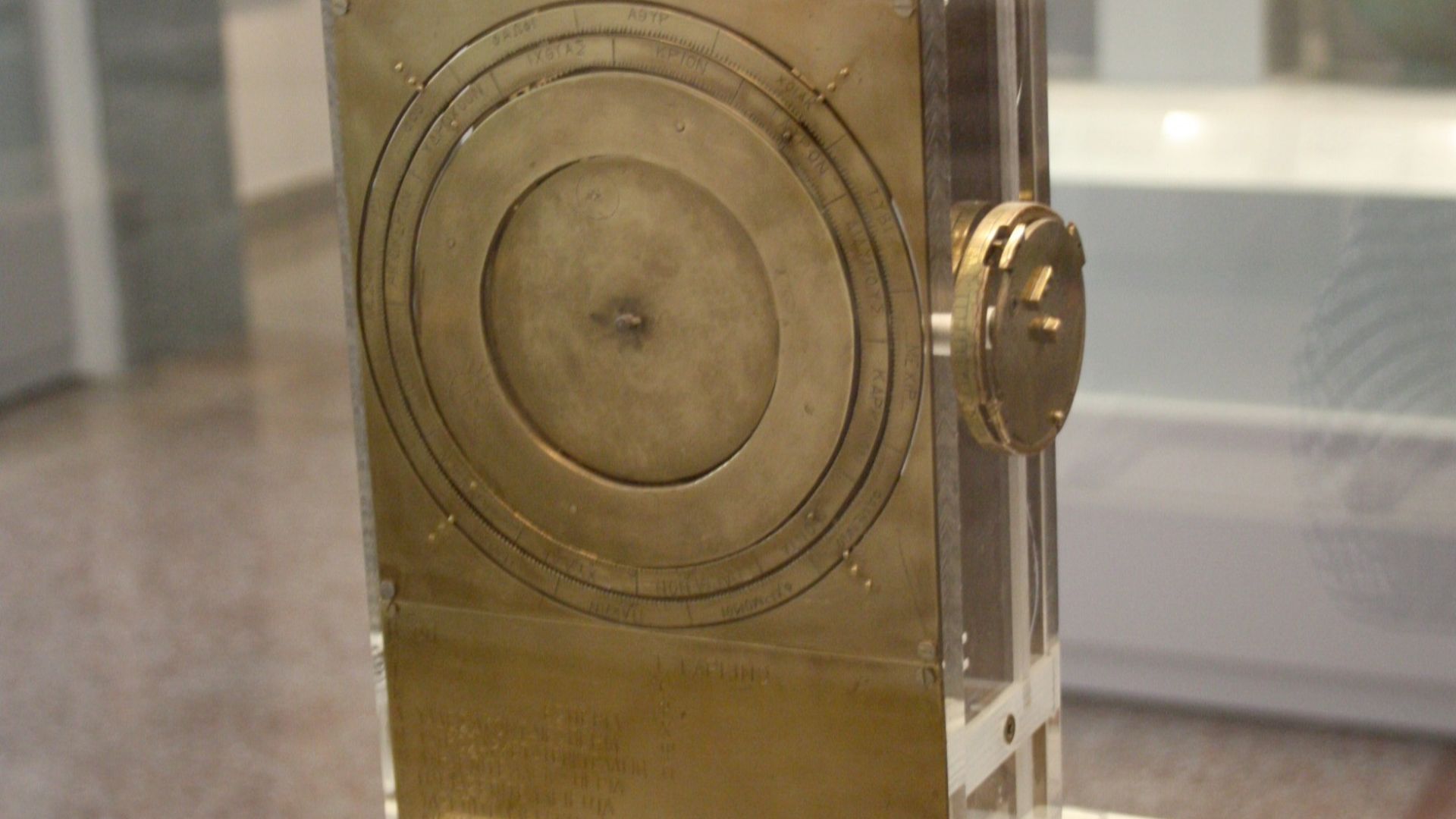 File:0145 - Archaeological Museum, Athens - Reconstruction of the Antikythera mechanism - Photo by Giovanni D.jpg