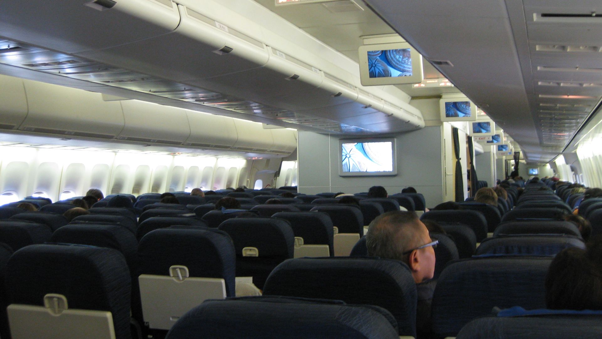 File:United Airlines B747-400 Economy cabin.jpg