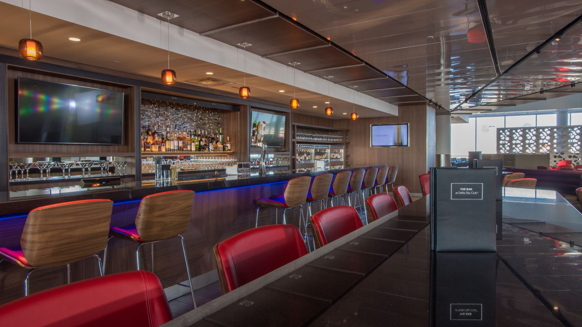File:New Delta Sky Club (29761960922).jpg